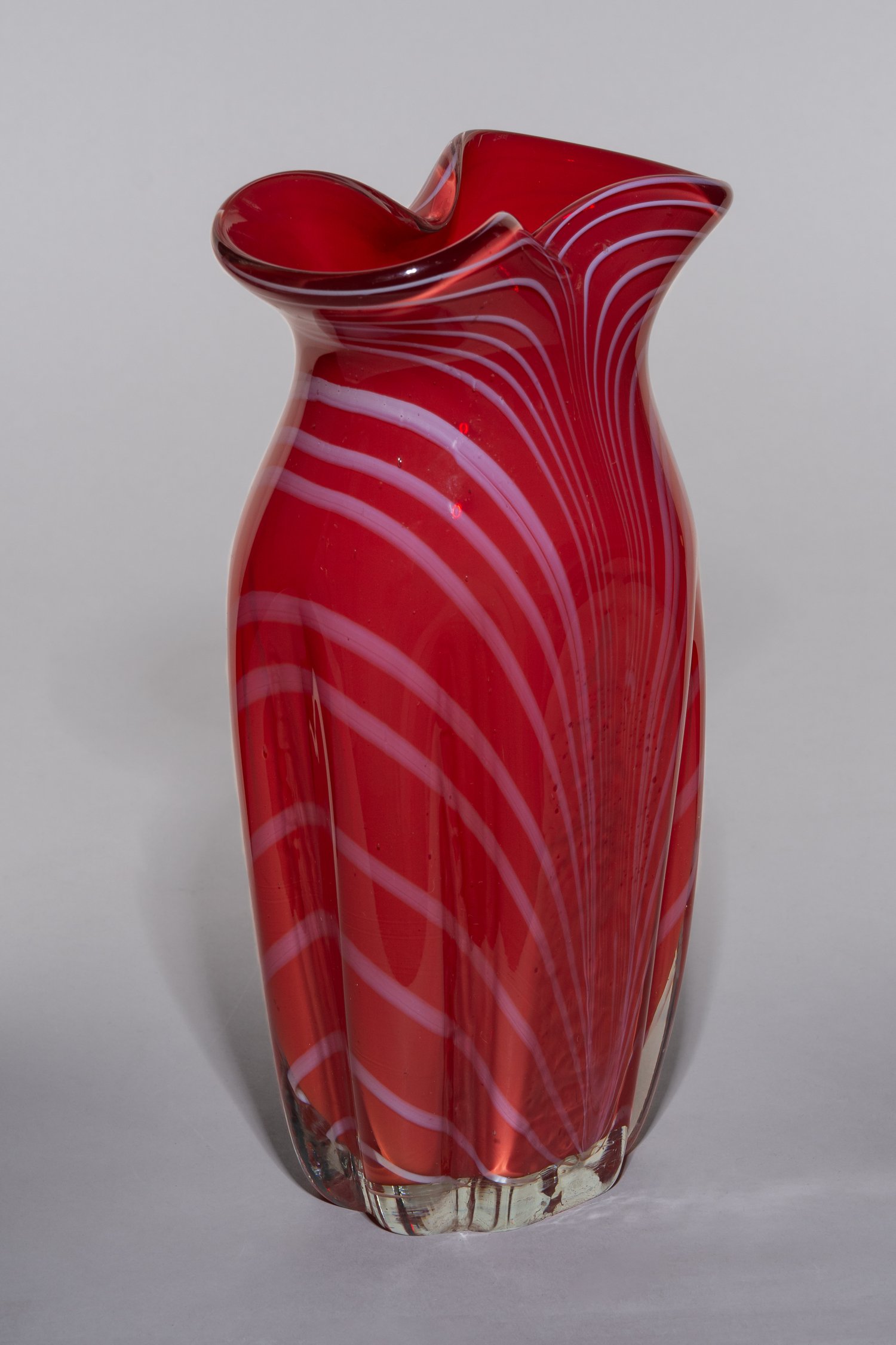 Ваза с декором стеклянными нитями. СССР, стекольный завод Неман, 1960-е-1970-е годы.