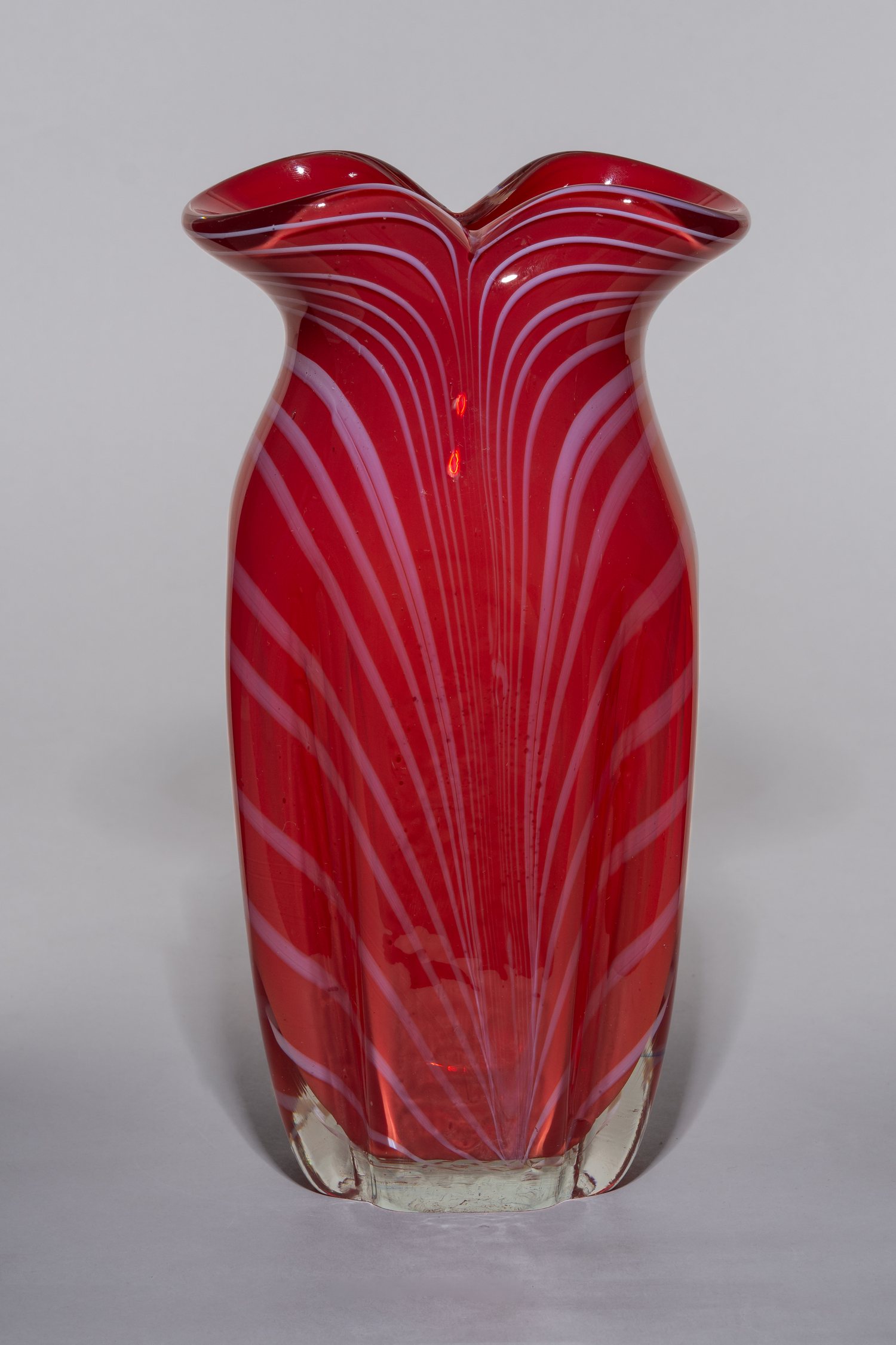 Ваза с декором стеклянными нитями. СССР, стекольный завод Неман, 1960-е-1970-е годы.