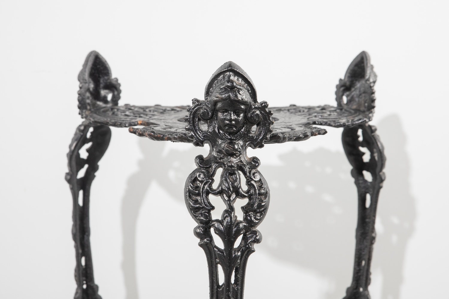 Чугунная этажерка. СССР, Каслинский завод, вторая половина XX века.