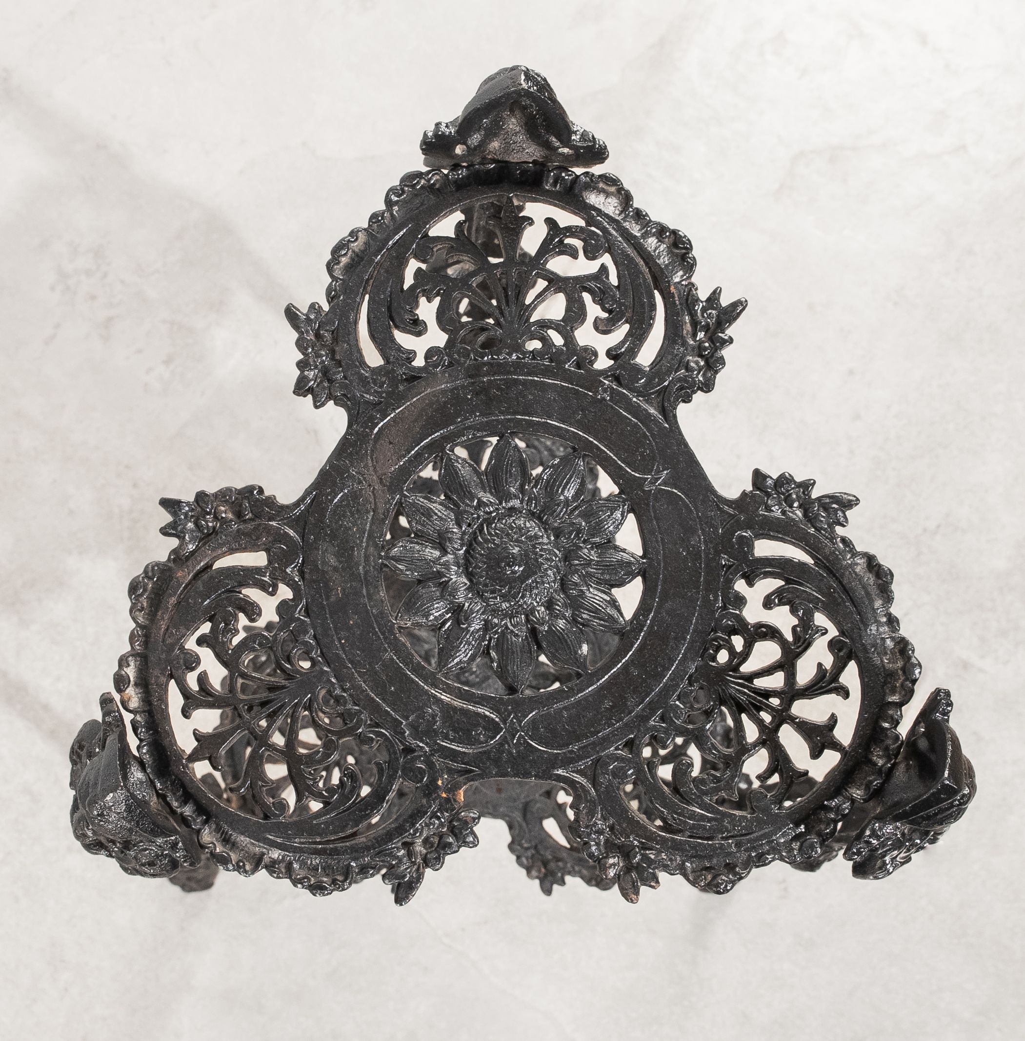 Чугунная этажерка. СССР, Каслинский завод, вторая половина XX века.