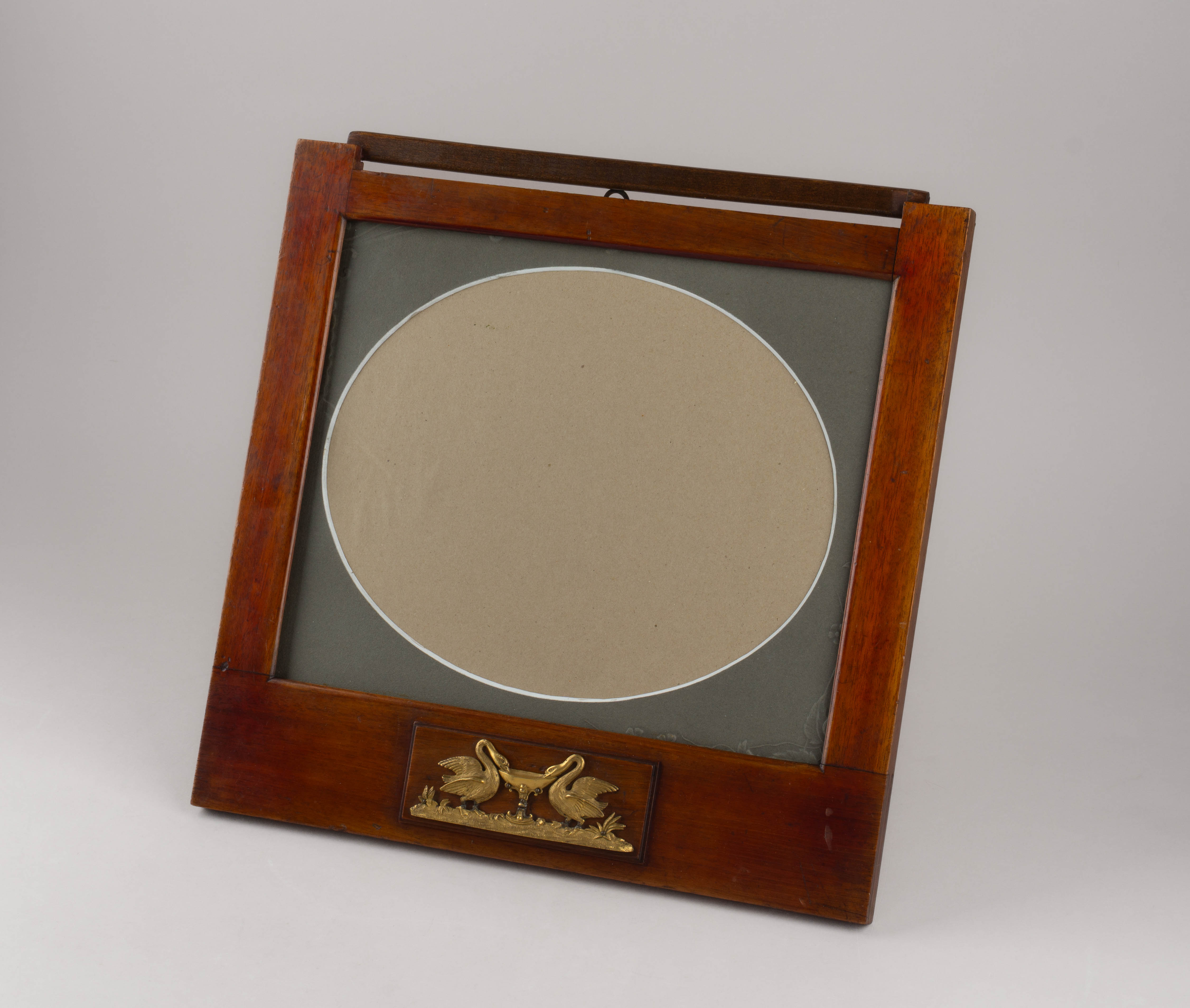 Рама с бронзовой накладной «Лебеди» в стиле ампир с подвесом и настольным упором. Россия, конец XIX  века.