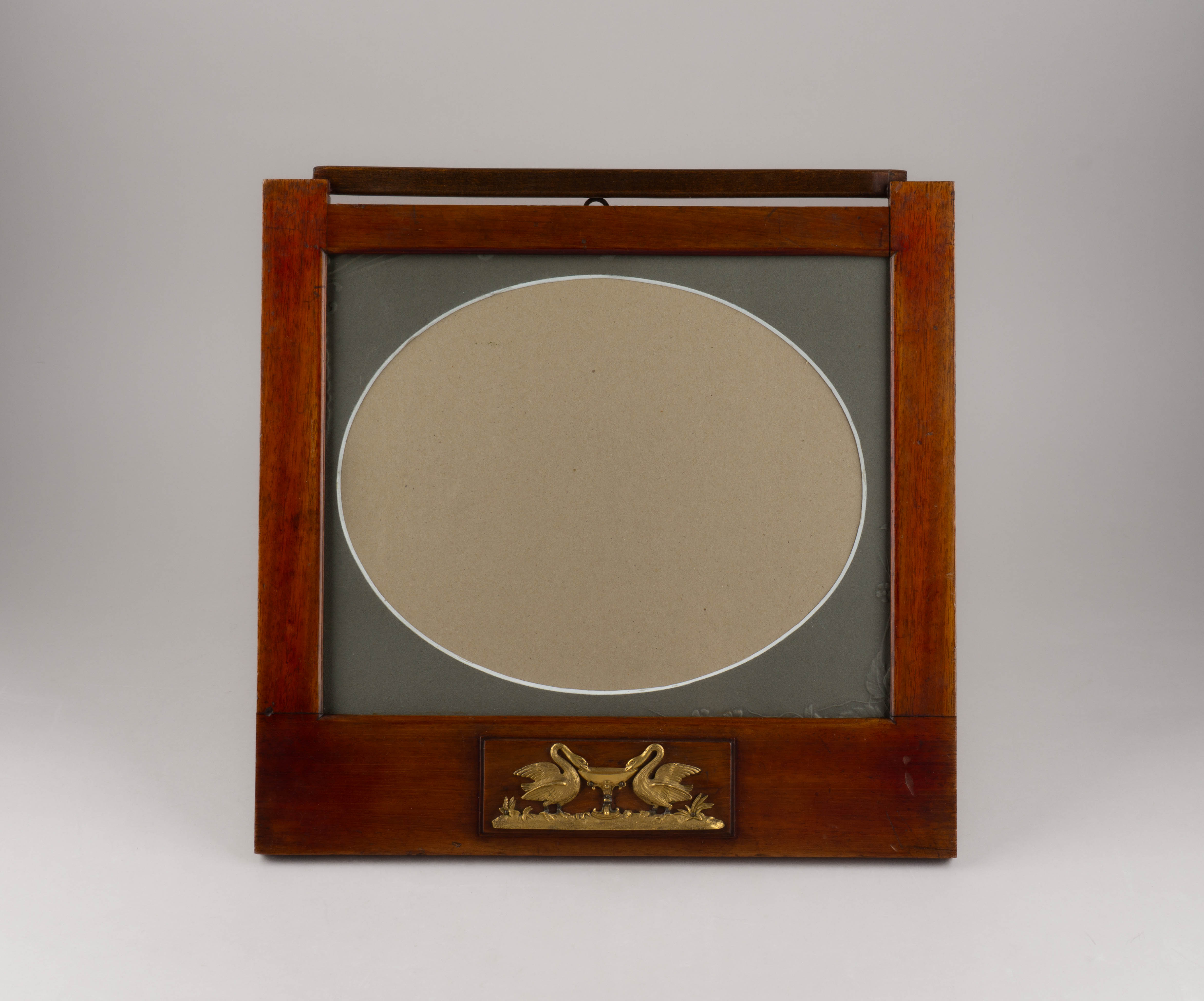 Рама с бронзовой накладной «Лебеди» в стиле ампир с подвесом и настольным упором. Россия, конец XIX  века.