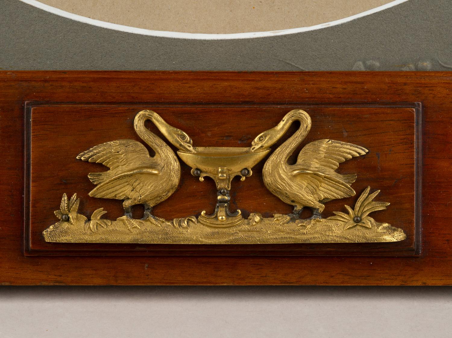 Рама с бронзовой накладной «Лебеди» в стиле ампир с подвесом и настольным упором. Россия, конец XIX  века.