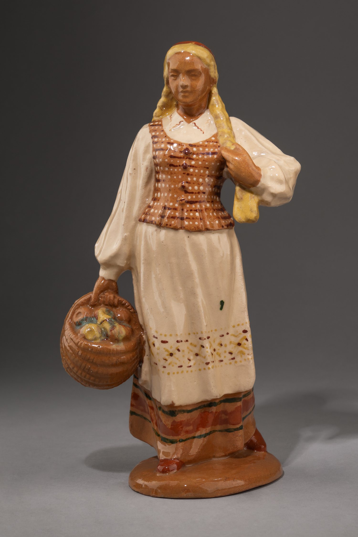 (Дайле) Скульптура «Девушка с корзиной фруктов». Литовская ССР, Каунасский художественно-промышленный комбинат Дайле, 1950-е-1960-е годы.