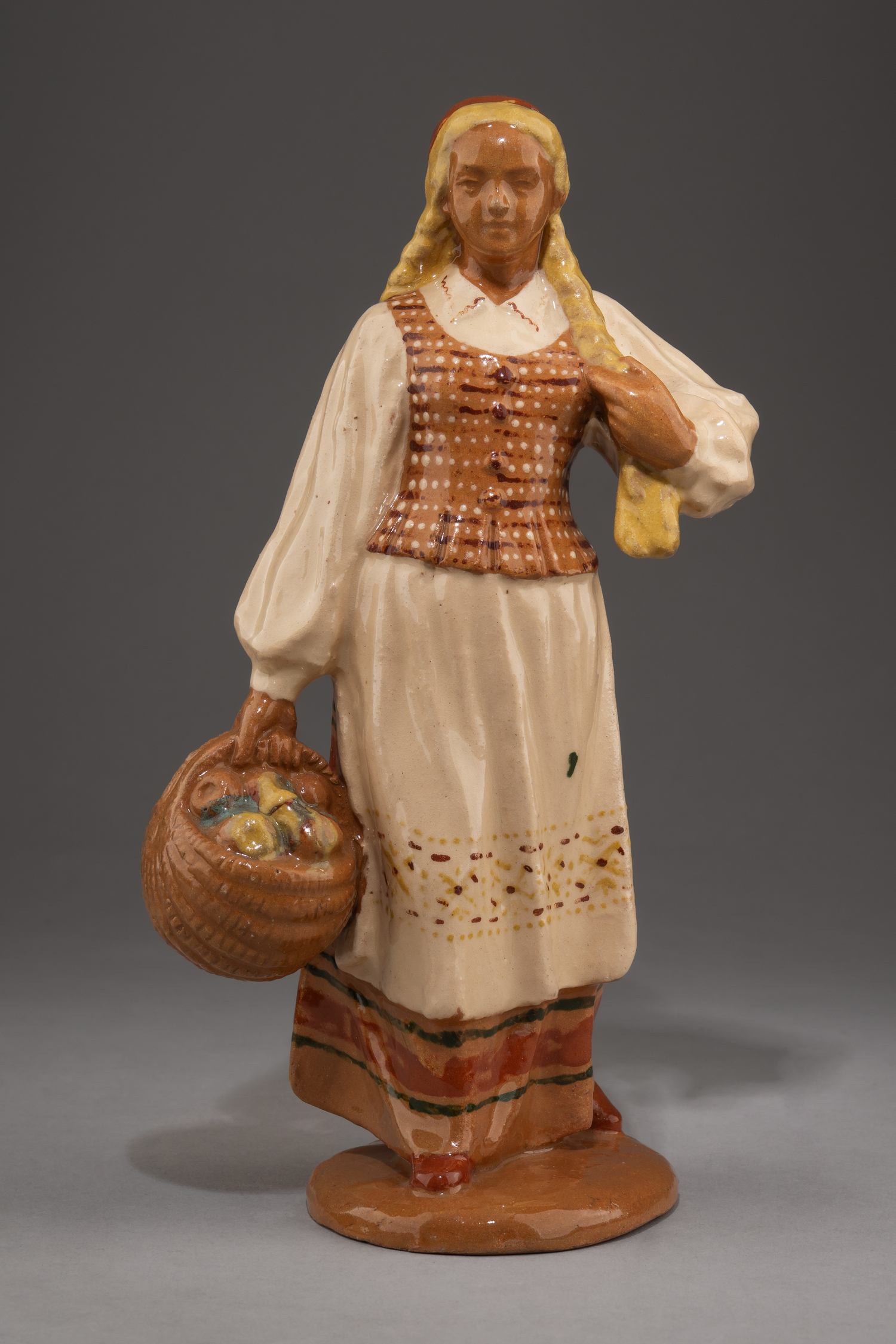 (Дайле) Скульптура «Девушка с корзиной фруктов». Литовская ССР, Каунасский художественно-промышленный комбинат Дайле, 1950-е-1960-е годы.