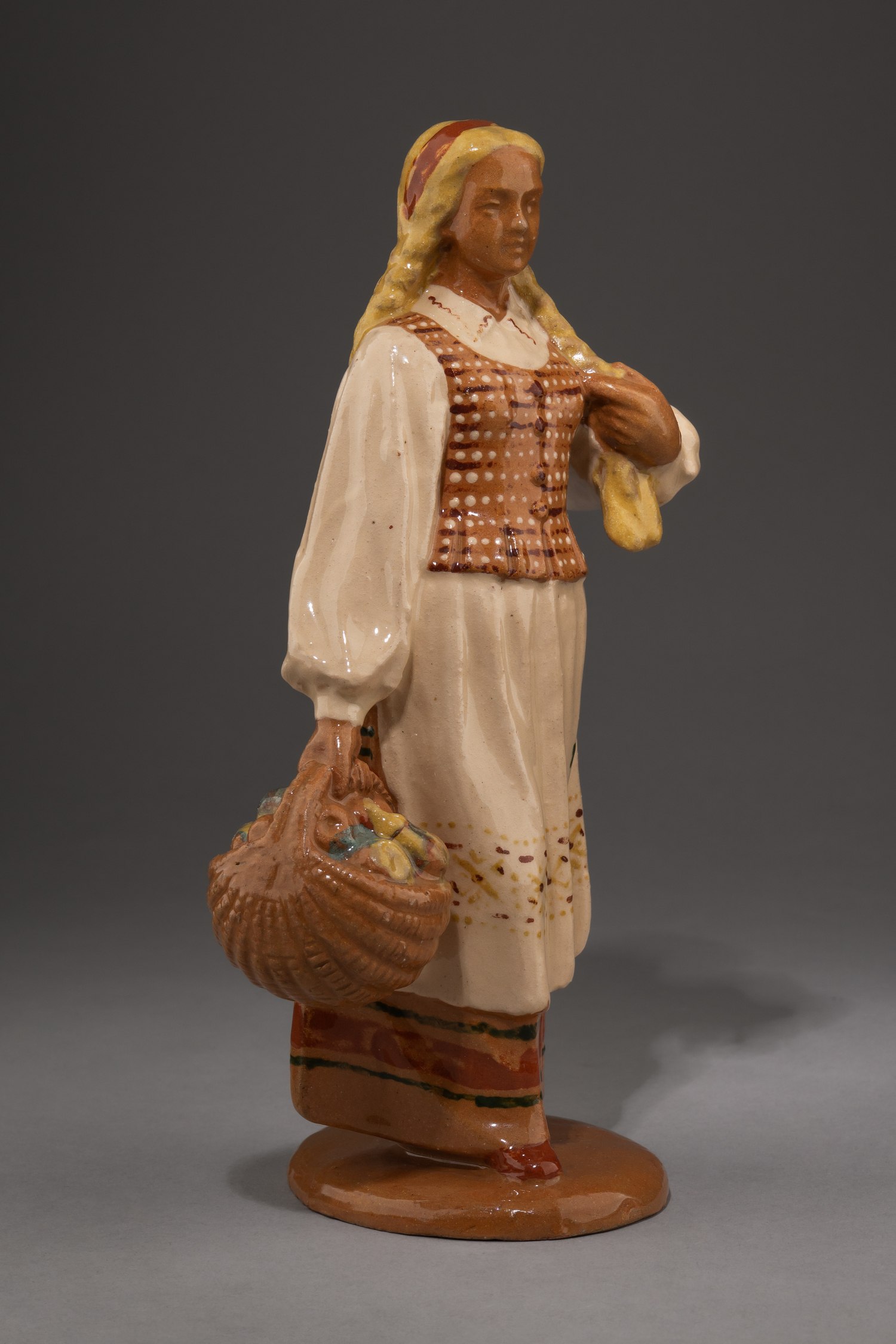 (Дайле) Скульптура «Девушка с корзиной фруктов». Литовская ССР, Каунасский художественно-промышленный комбинат Дайле, 1950-е-1960-е годы.