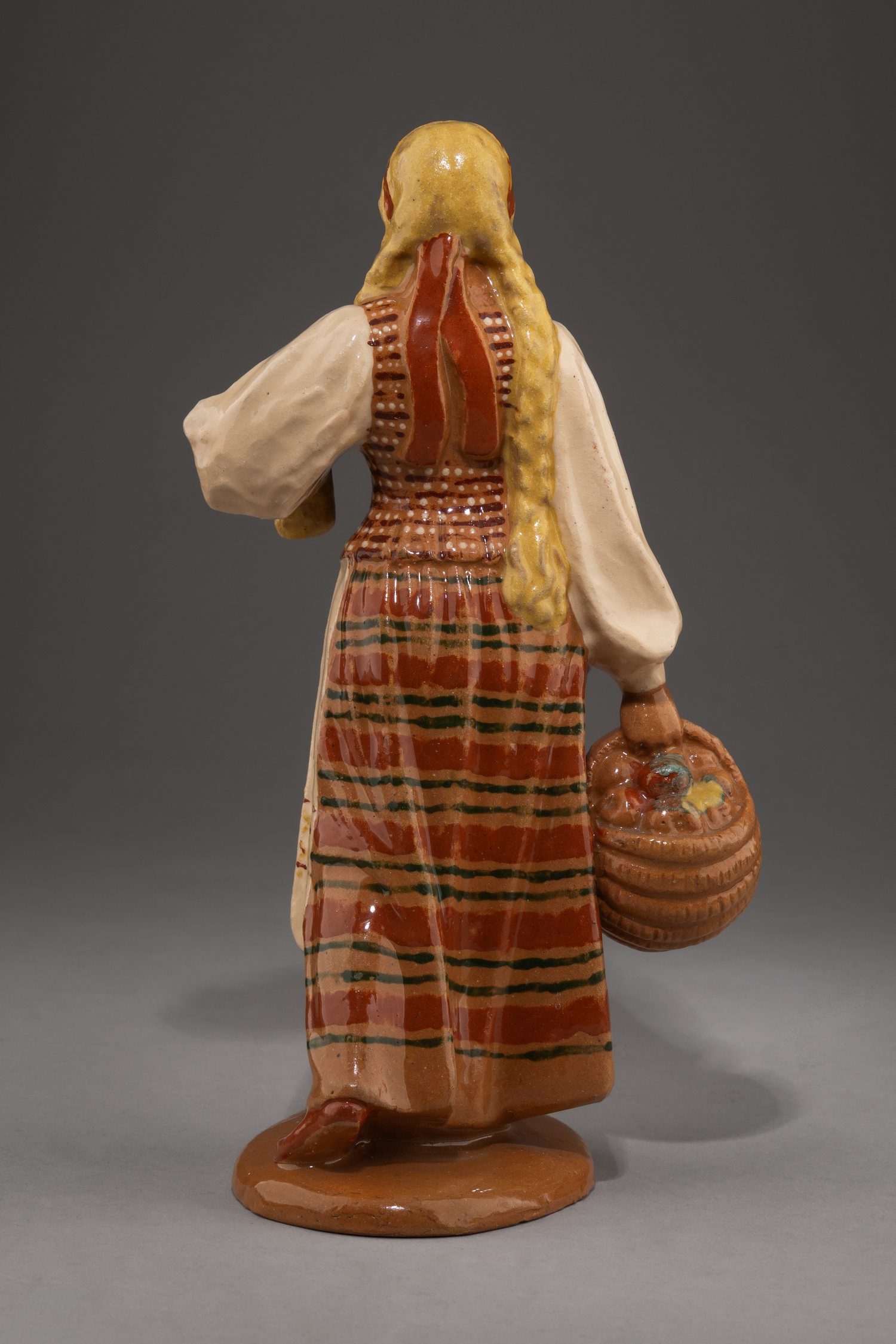 (Дайле) Скульптура «Девушка с корзиной фруктов». Литовская ССР, Каунасский художественно-промышленный комбинат Дайле, 1950-е-1960-е годы.