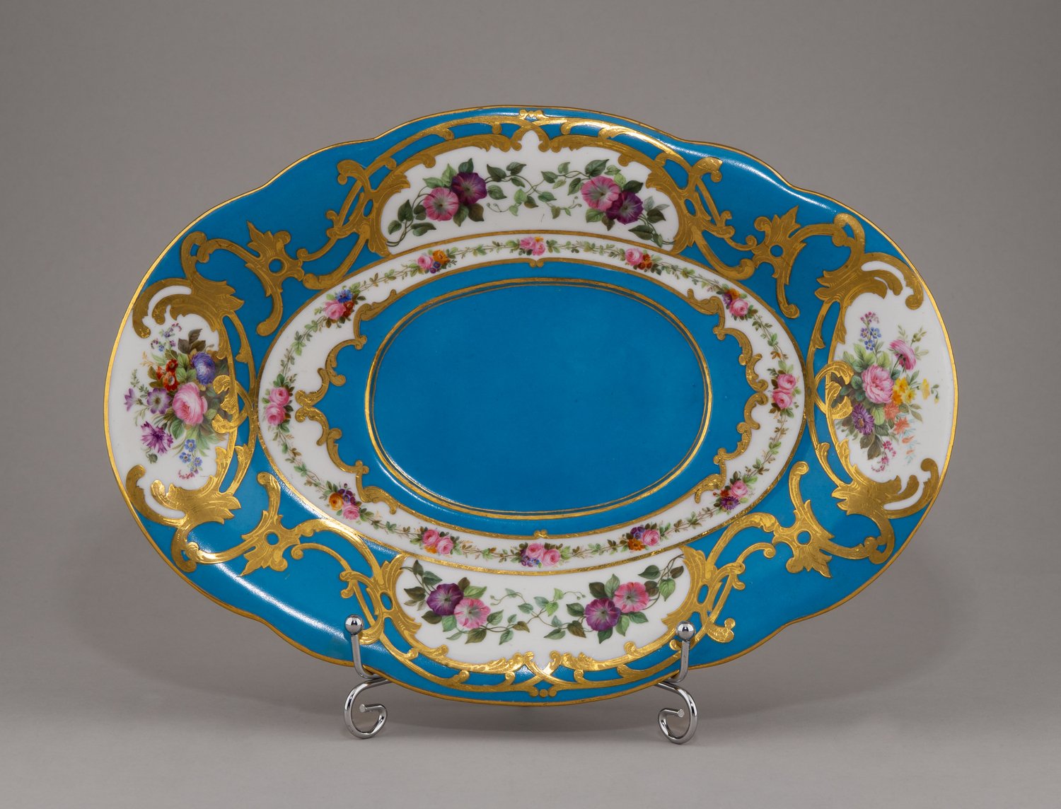 Блюдо из сервиза «с бирюзовым крытьем». 
Россия, Императорский фарфоровый завод, 1855–1881 годы.