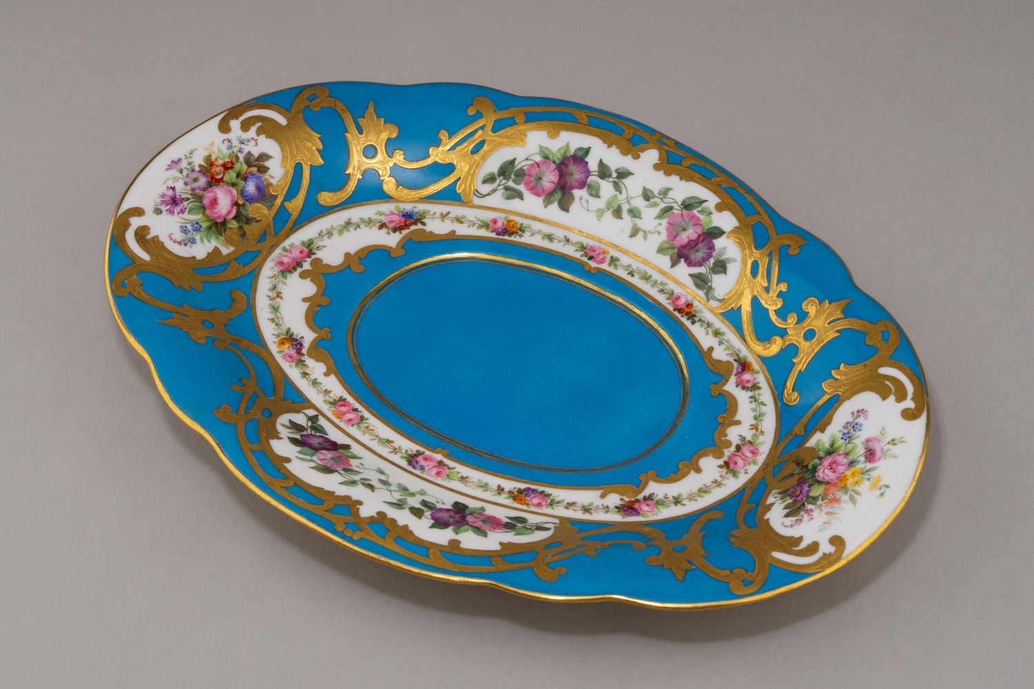 Блюдо из сервиза «с бирюзовым крытьем». 
Россия, Императорский фарфоровый завод, 1855–1881 годы.