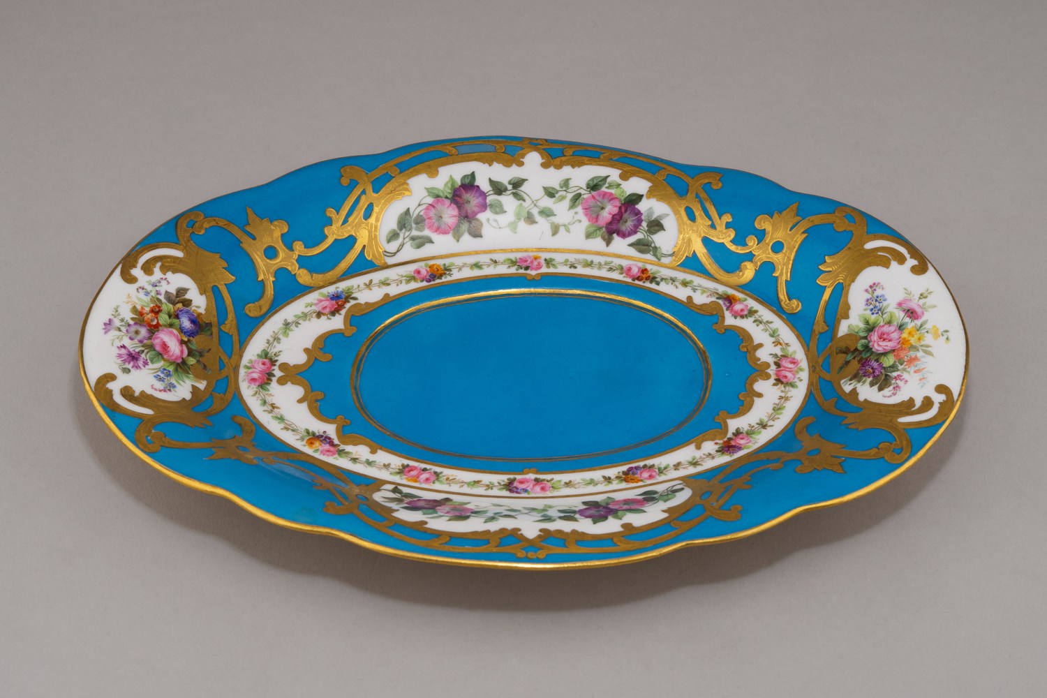 Блюдо из сервиза «с бирюзовым крытьем». 
Россия, Императорский фарфоровый завод, 1855–1881 годы.