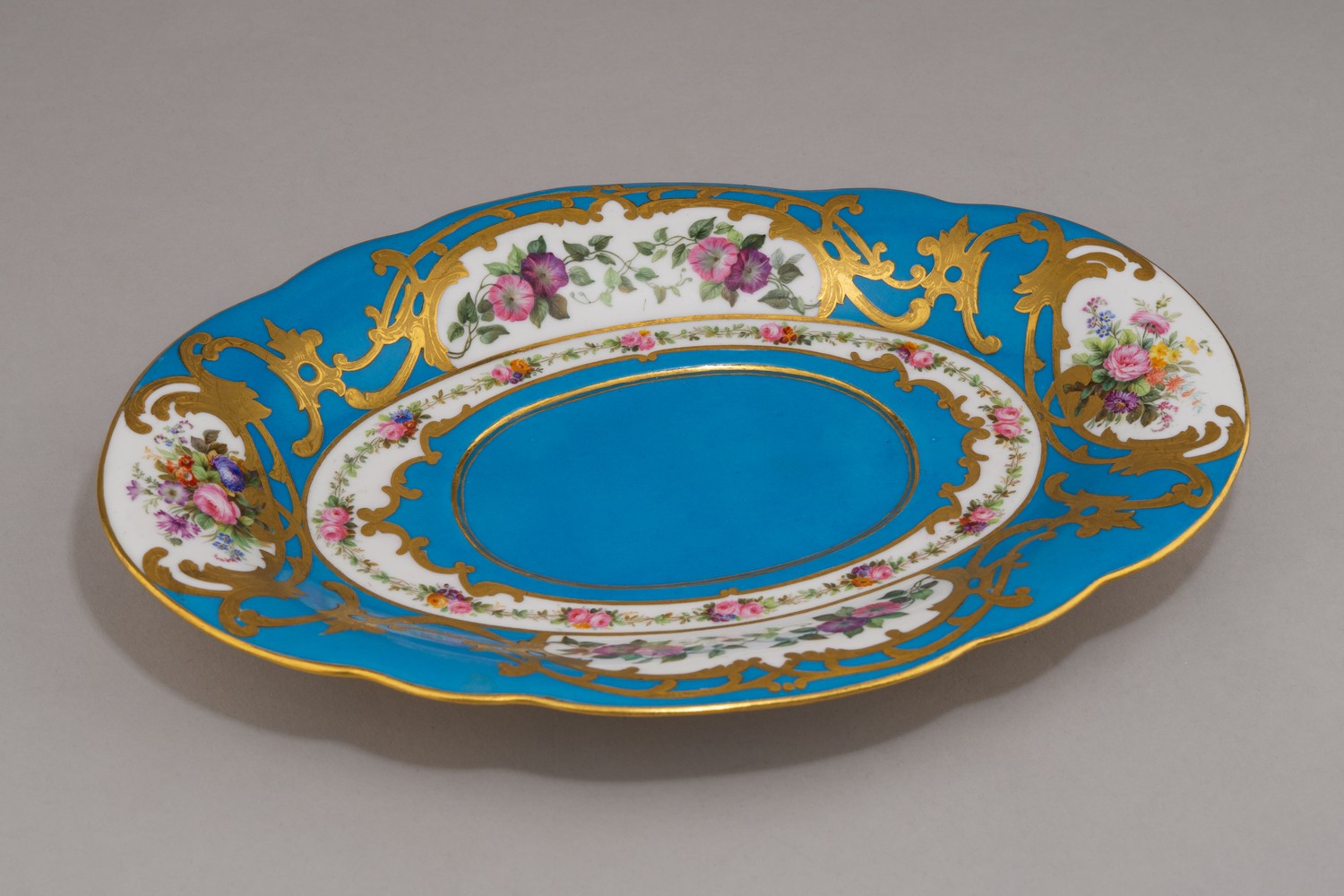 Блюдо из сервиза «с бирюзовым крытьем». 
Россия, Императорский фарфоровый завод, 1855–1881 годы.