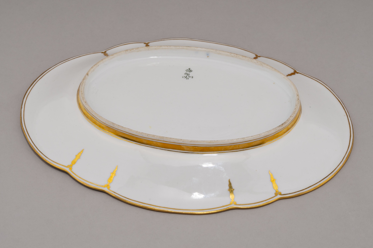 Блюдо из сервиза «с бирюзовым крытьем». 
Россия, Императорский фарфоровый завод, 1855–1881 годы.