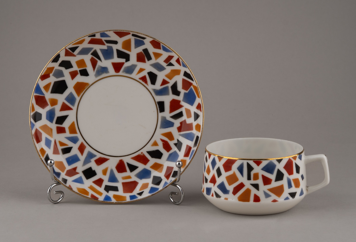 Чайная пара с мозаичным декором. 
СССР, Вербилки, Дмитровский фарфоровый завод, 1946–1957 годы.