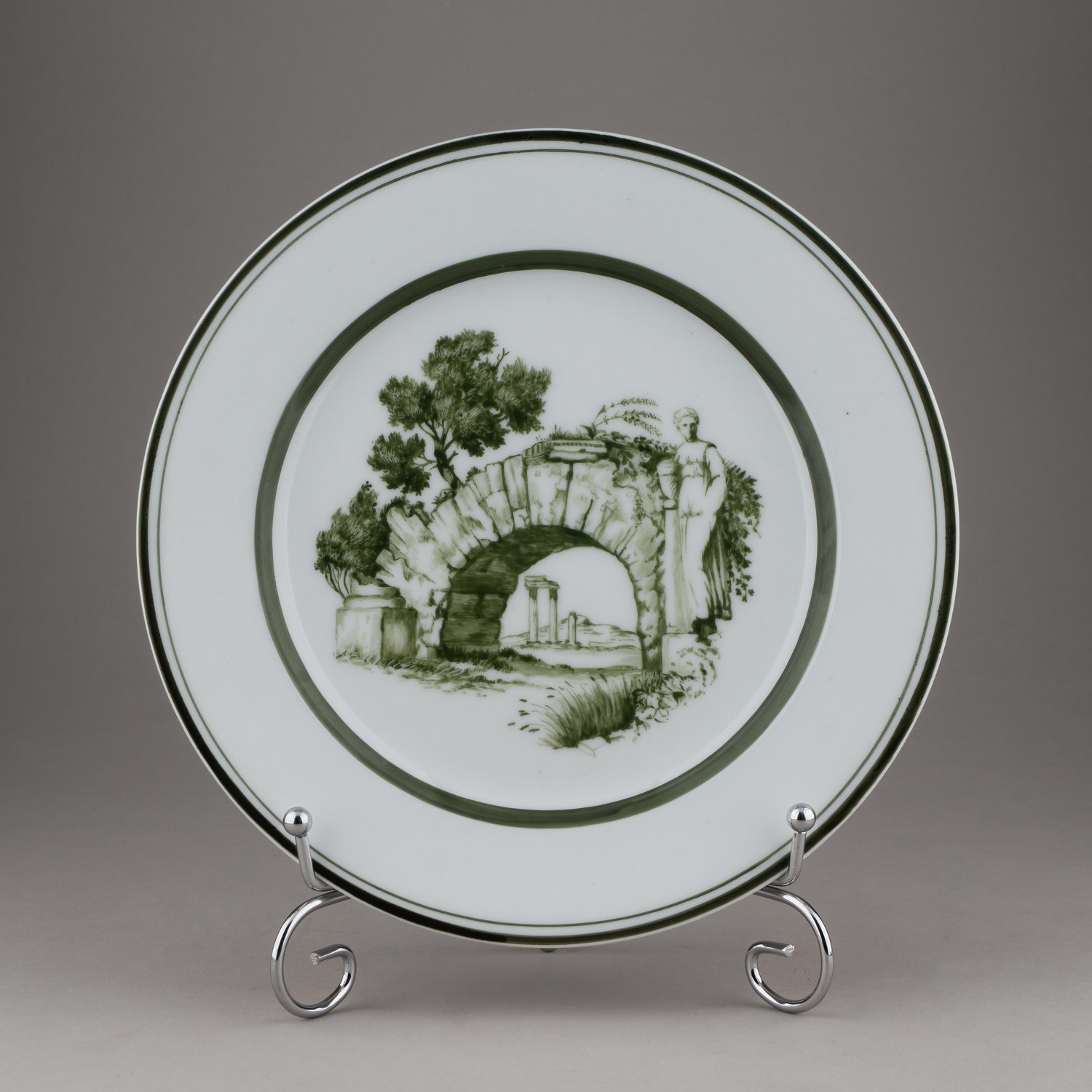 (М.М. Адамович) Тарелка с изображением античного пейзажа с руинами.
РСФСР, Государственный фарфоровый завод, белье – Императорский фарфоровый завод, автор рисунка М.М. Адамович, 1919.