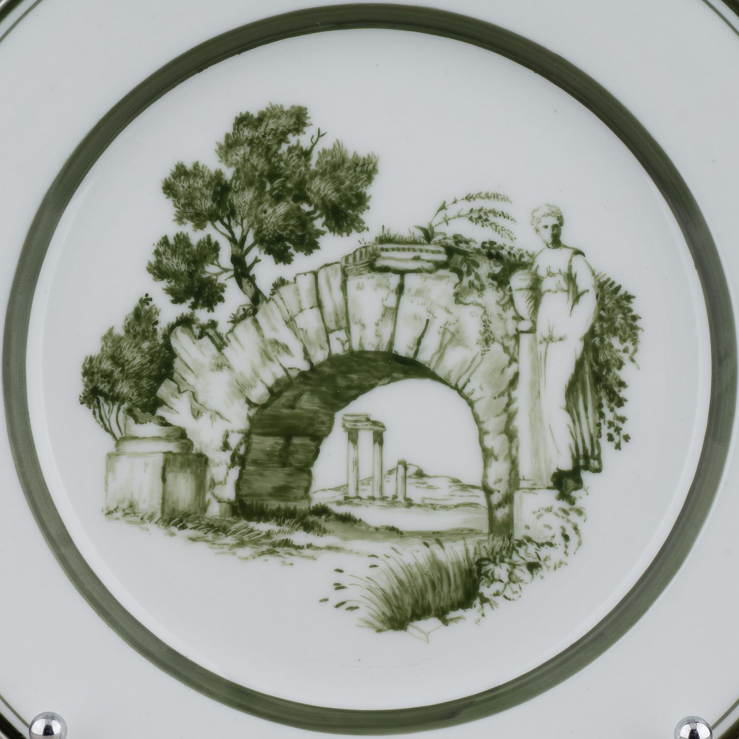 (М.М. Адамович) Тарелка с изображением античного пейзажа с руинами.
РСФСР, Государственный фарфоровый завод, белье – Императорский фарфоровый завод, автор рисунка М.М. Адамович, 1919.