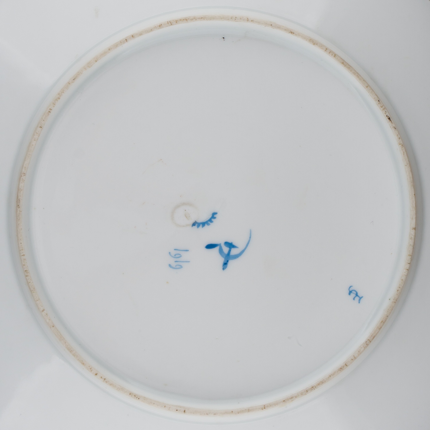 (Сударчиков) Тарелка с пасторальным сюжетом. 
РСФСР, Государственный фарфоровый завод, белье – Императорский фарфоровый завод, роспись Г.М. Сударчикова, 1919.