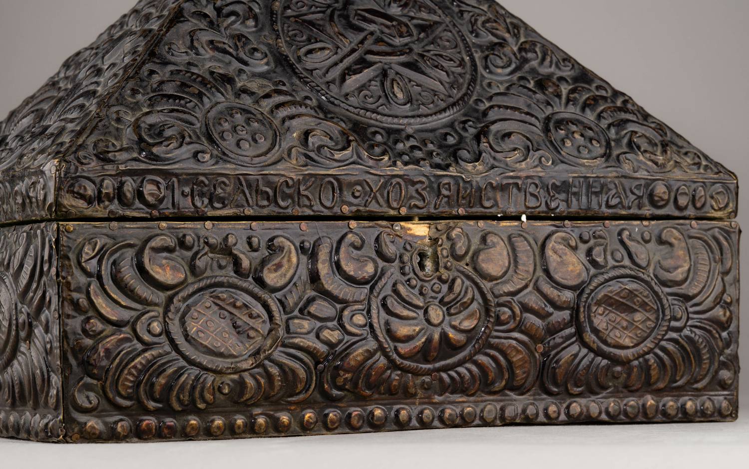 Ларец «Первая сельскохозяйственная промышленная выставка СССР 1923 в Москве». СССР, Сергиев, Всекопромсоюз Сергиевский Райкустпромсоюз, 1923.