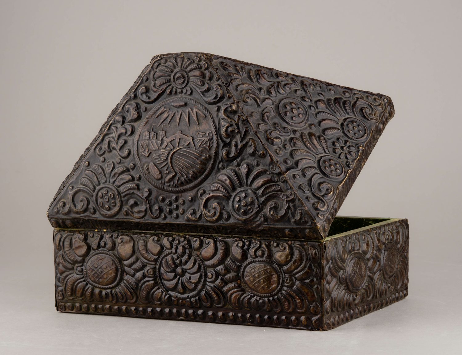 Ларец «Первая сельскохозяйственная промышленная выставка СССР 1923 в Москве». СССР, Сергиев, Всекопромсоюз Сергиевский Райкустпромсоюз, 1923.