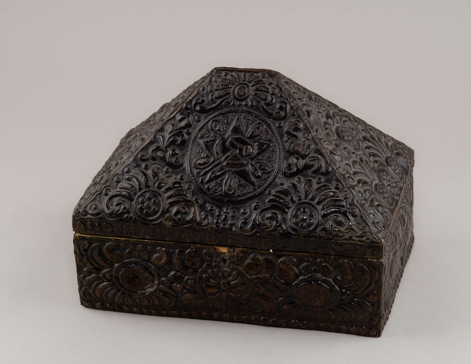 Ларец «Первая сельскохозяйственная промышленная выставка СССР 1923 в Москве». СССР, Сергиев, Всекопромсоюз Сергиевский Райкустпромсоюз, 1923.