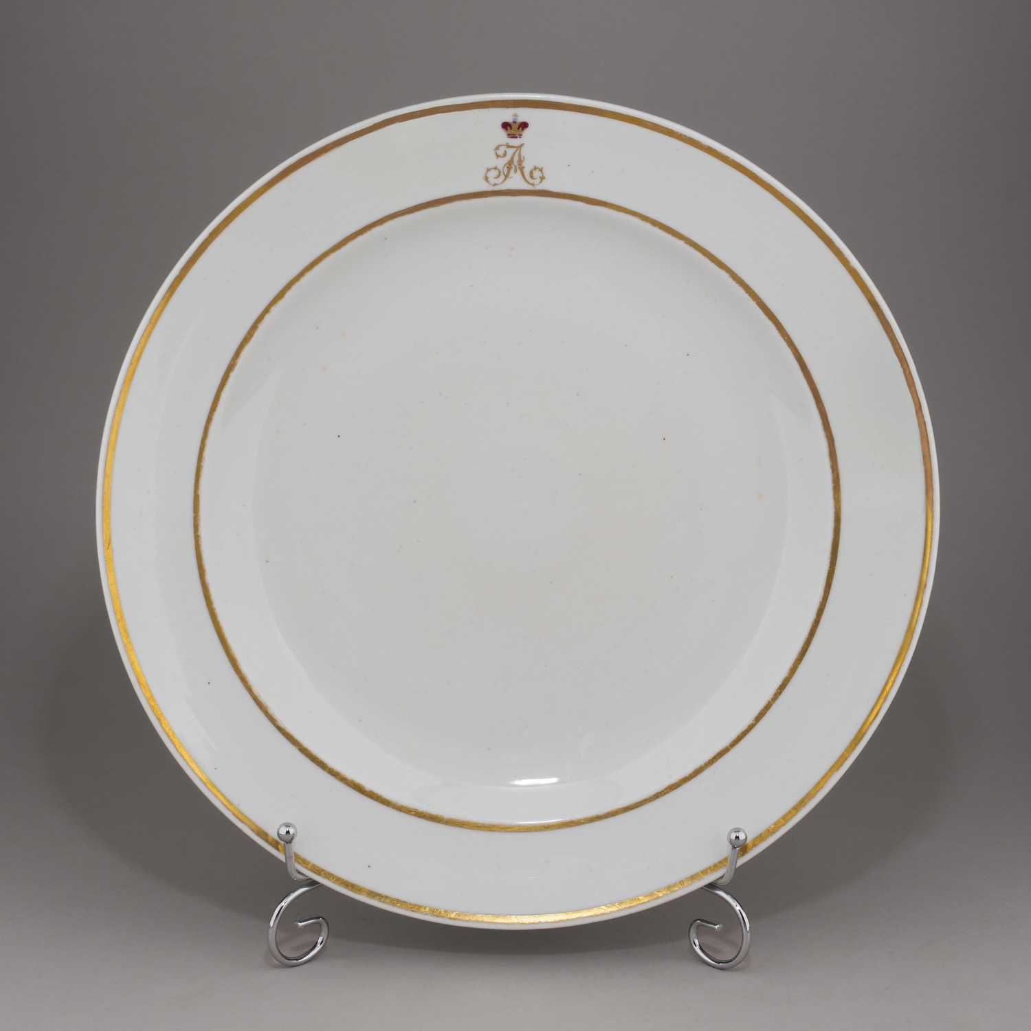(Основной состав Фермерского сервиза) Блюдо из сервиза Фермерского дворца в Петергофе с вензелем цесаревича Александра (будущего императора Александра II). Россия, Санкт-Петербург, Императорский фарфоровый завод, 1840-е годы.