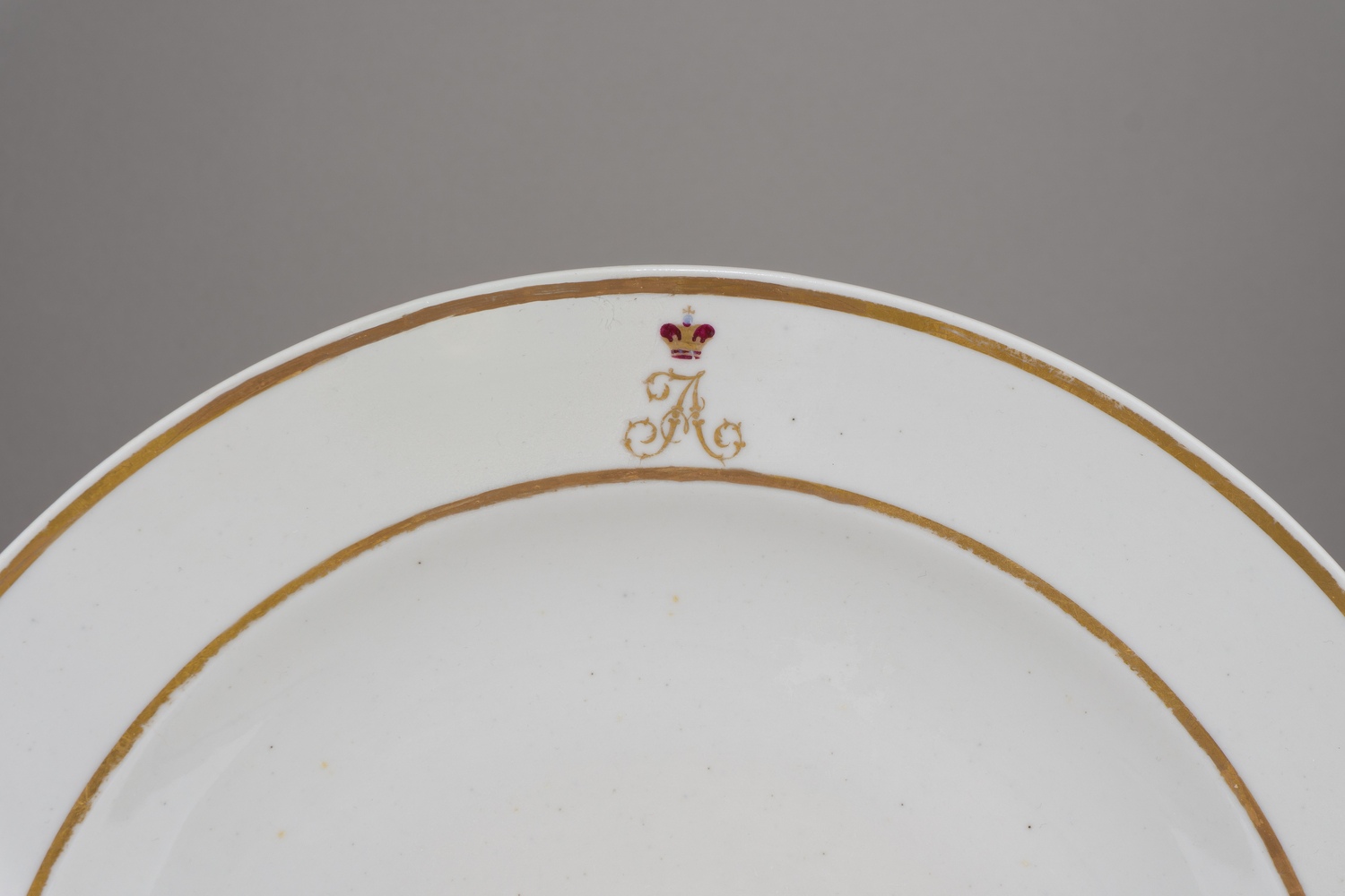 (Основной состав Фермерского сервиза) Блюдо из сервиза Фермерского дворца в Петергофе с вензелем цесаревича Александра (будущего императора Александра II). Россия, Санкт-Петербург, Императорский фарфоровый завод, 1840-е годы.