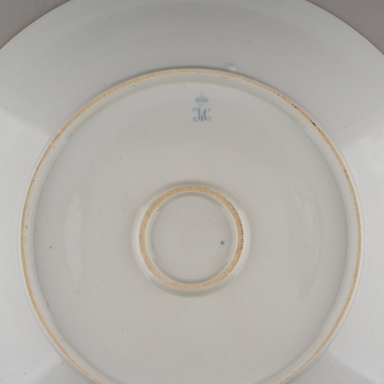 (Основной состав Фермерского сервиза) Блюдо из сервиза Фермерского дворца в Петергофе с вензелем цесаревича Александра (будущего императора Александра II). Россия, Санкт-Петербург, Императорский фарфоровый завод, 1840-е годы.