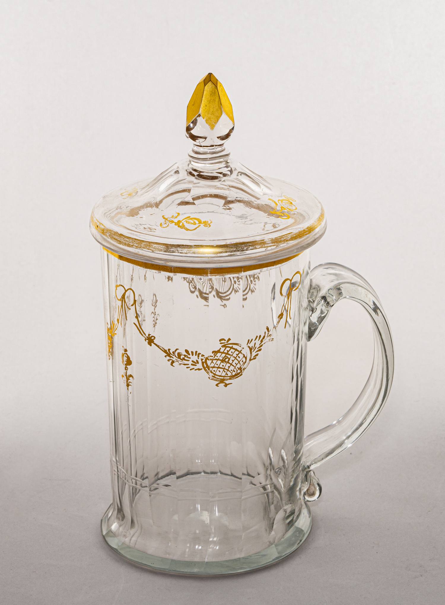 Кружка с крышкой с золотыми цветочными «гирляндами». Россия, Императорский стеклянный завод, 1790 - 1810.