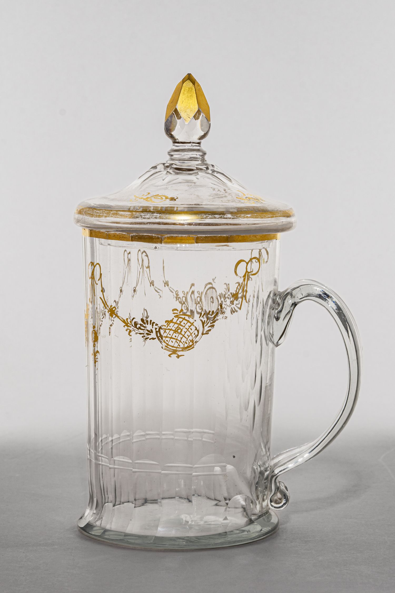 Кружка с крышкой с золотыми цветочными «гирляндами». Россия, Императорский стеклянный завод, 1790 - 1810.