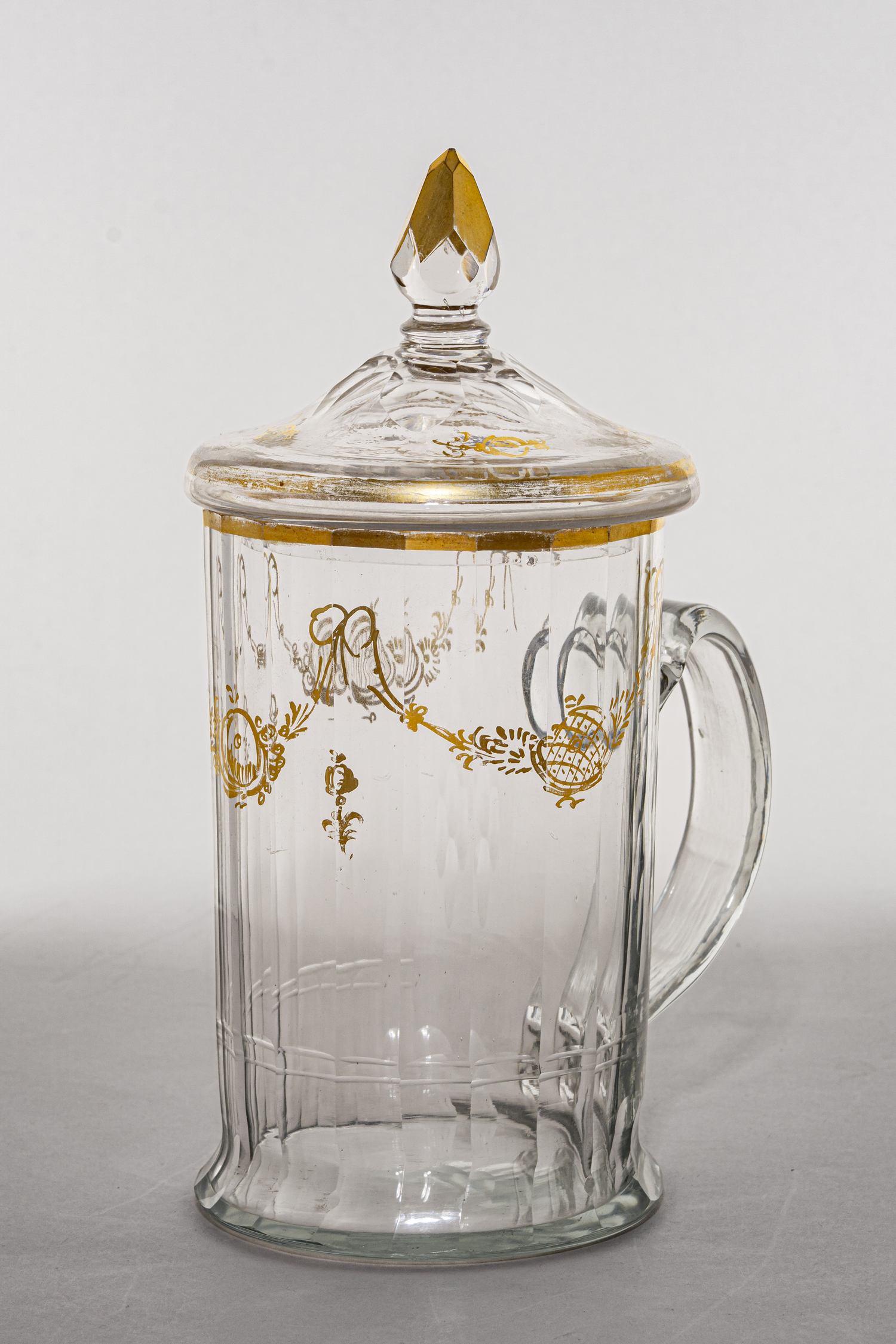 Кружка с крышкой с золотыми цветочными «гирляндами». Россия, Императорский стеклянный завод, 1790 - 1810.