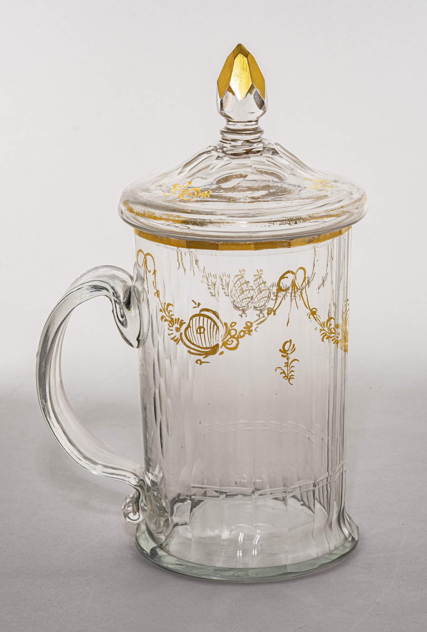 Кружка с крышкой с золотыми цветочными «гирляндами». Россия, Императорский стеклянный завод, 1790 - 1810.