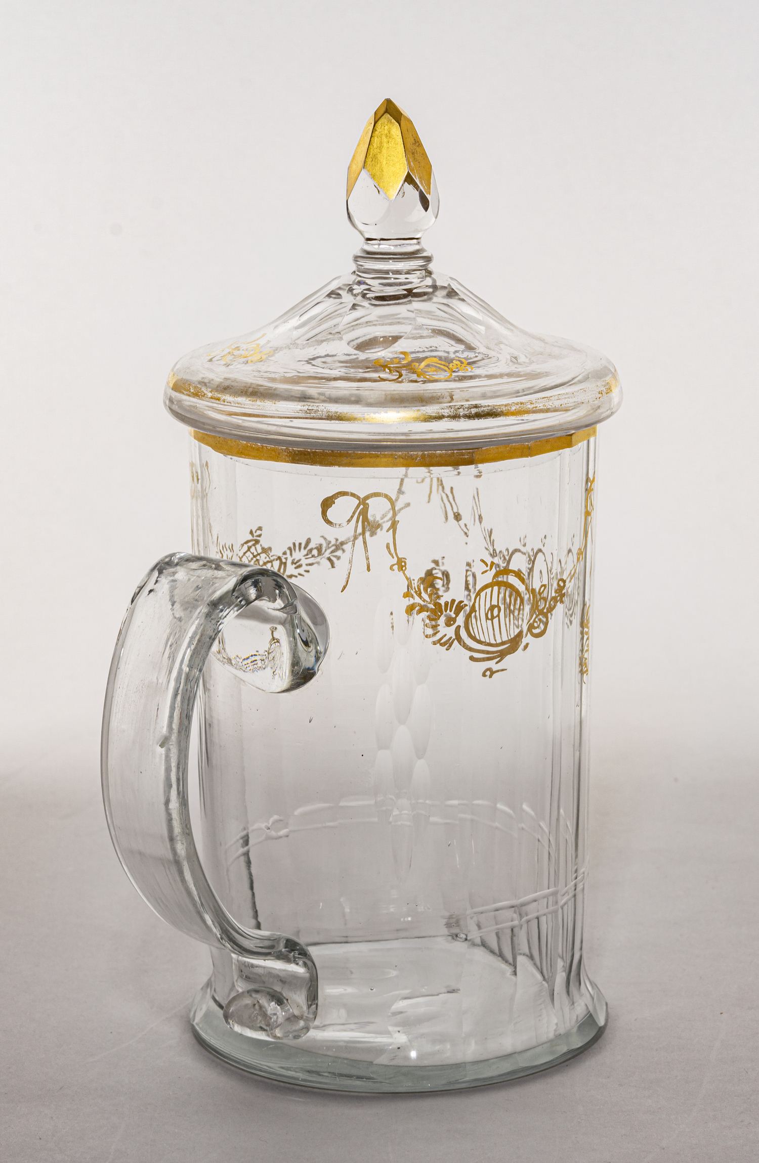 Кружка с крышкой с золотыми цветочными «гирляндами». Россия, Императорский стеклянный завод, 1790 - 1810.