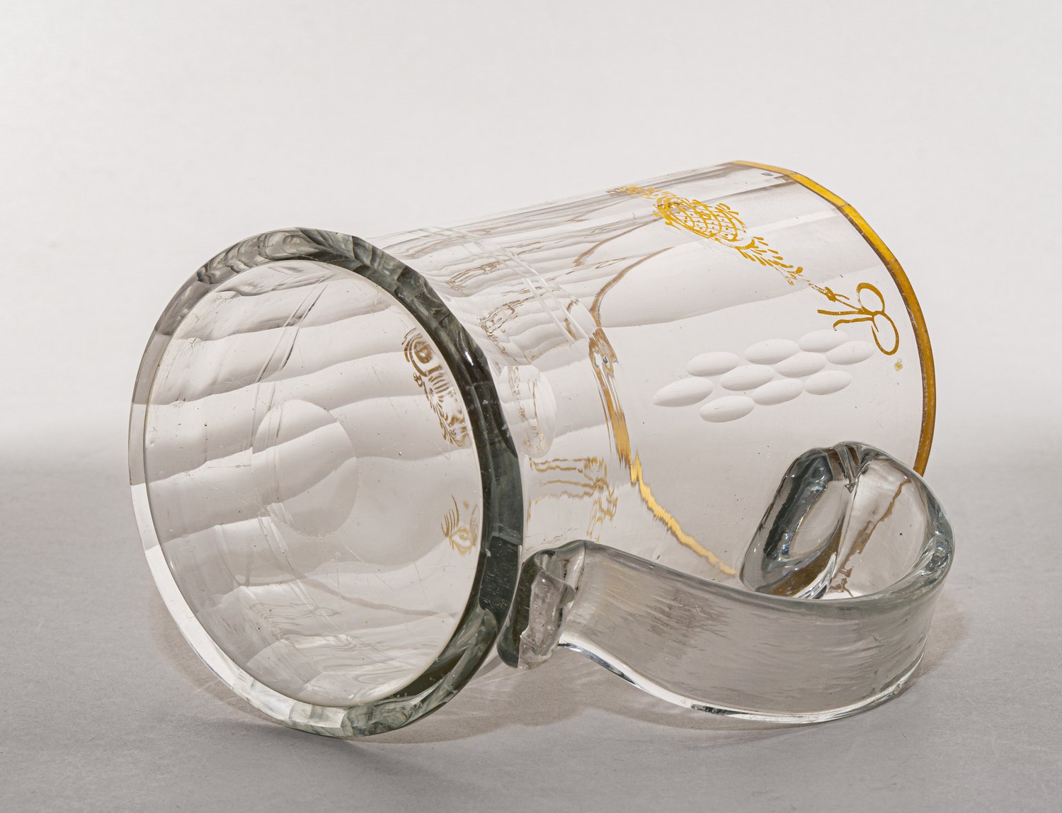 Кружка с крышкой с золотыми цветочными «гирляндами». Россия, Императорский стеклянный завод, 1790 - 1810.