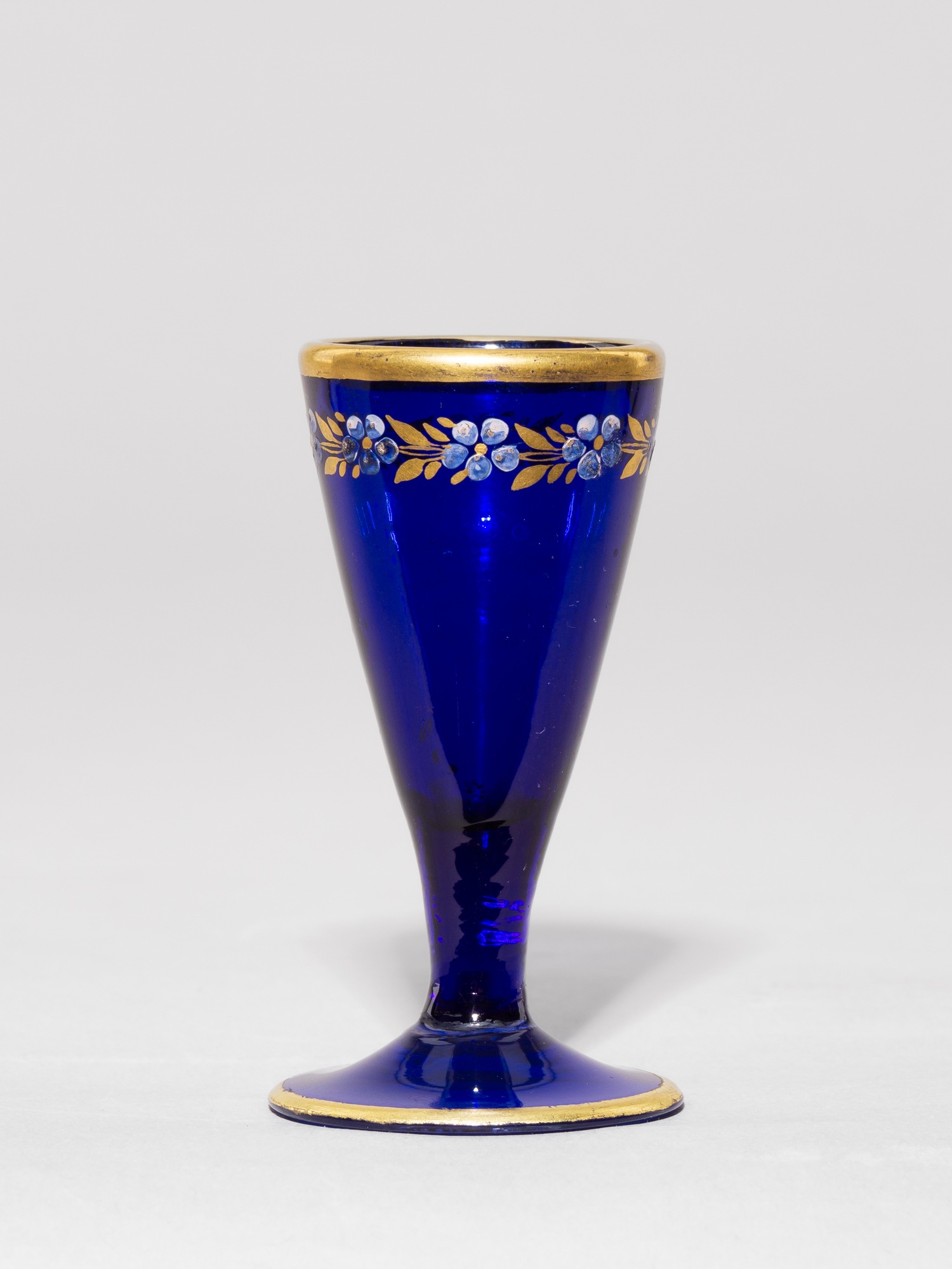Рюмка кобальтового стекла с росписью эмалями и золотом.  
Россия, Никольско-Бахметевский завод, 1820-е гг.