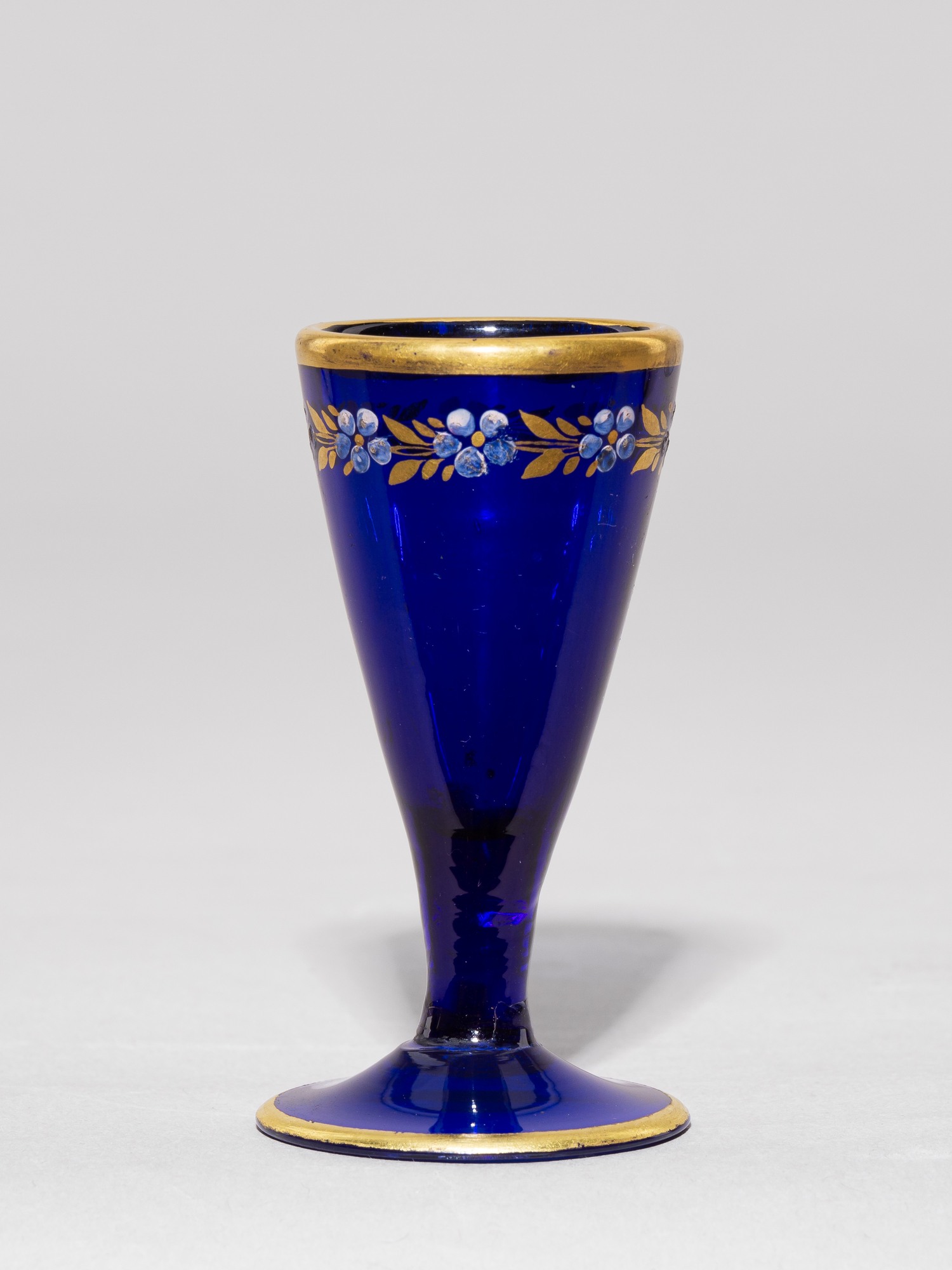Рюмка кобальтового стекла с росписью эмалями и золотом.  
Россия, Никольско-Бахметевский завод, 1820-е гг.