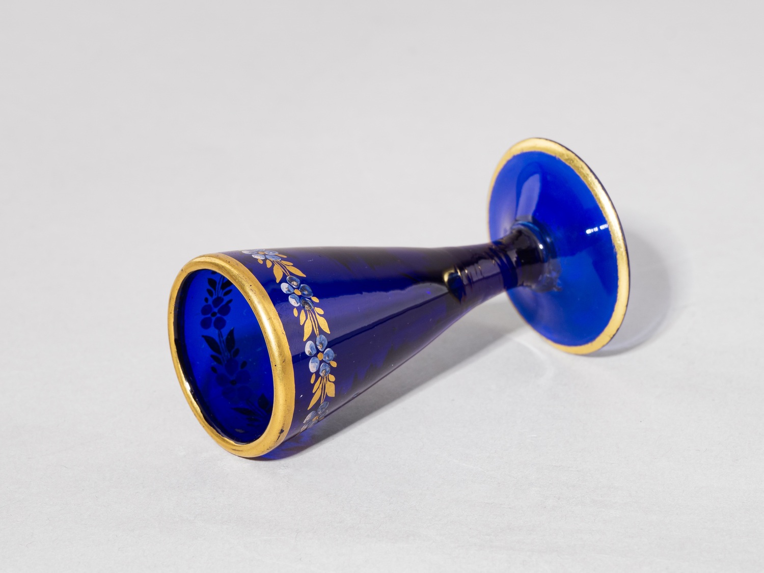 Рюмка кобальтового стекла с росписью эмалями и золотом.  
Россия, Никольско-Бахметевский завод, 1820-е гг.