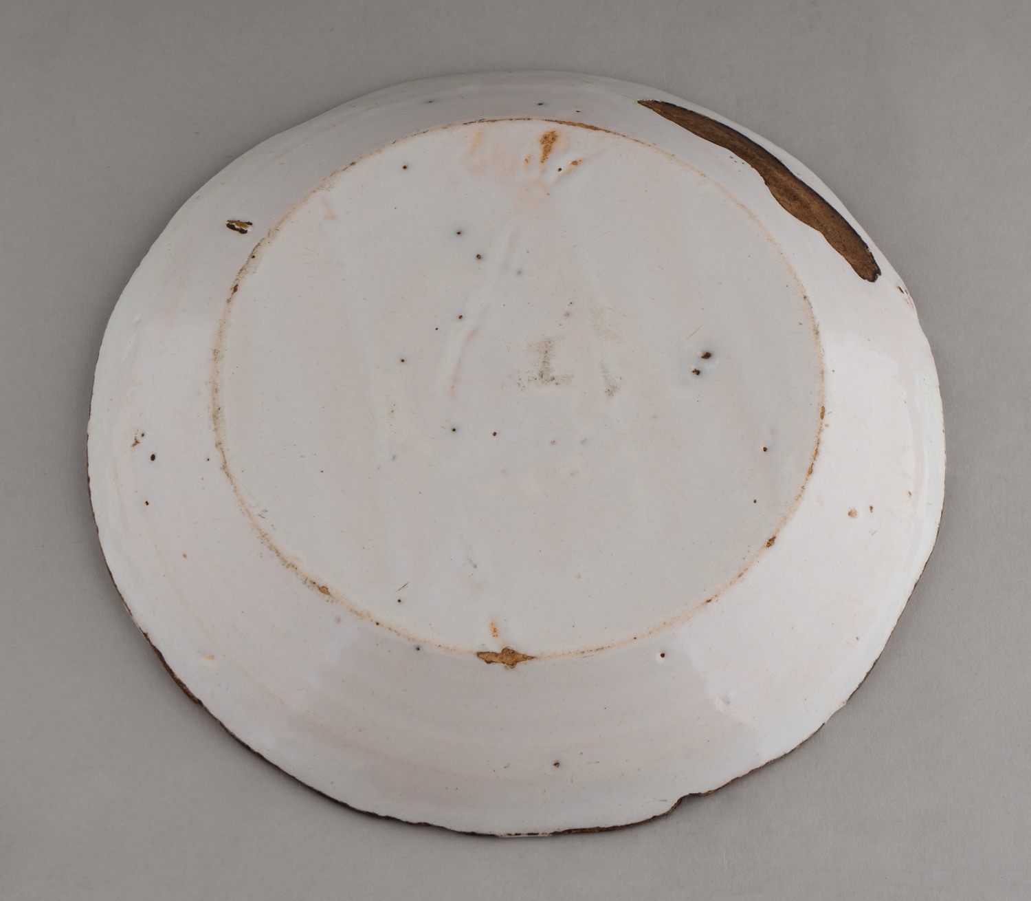 Тарелка с флоральной росписью. 
Франция, Неверский фаянс (Faïence de Nevers), XVIII век.