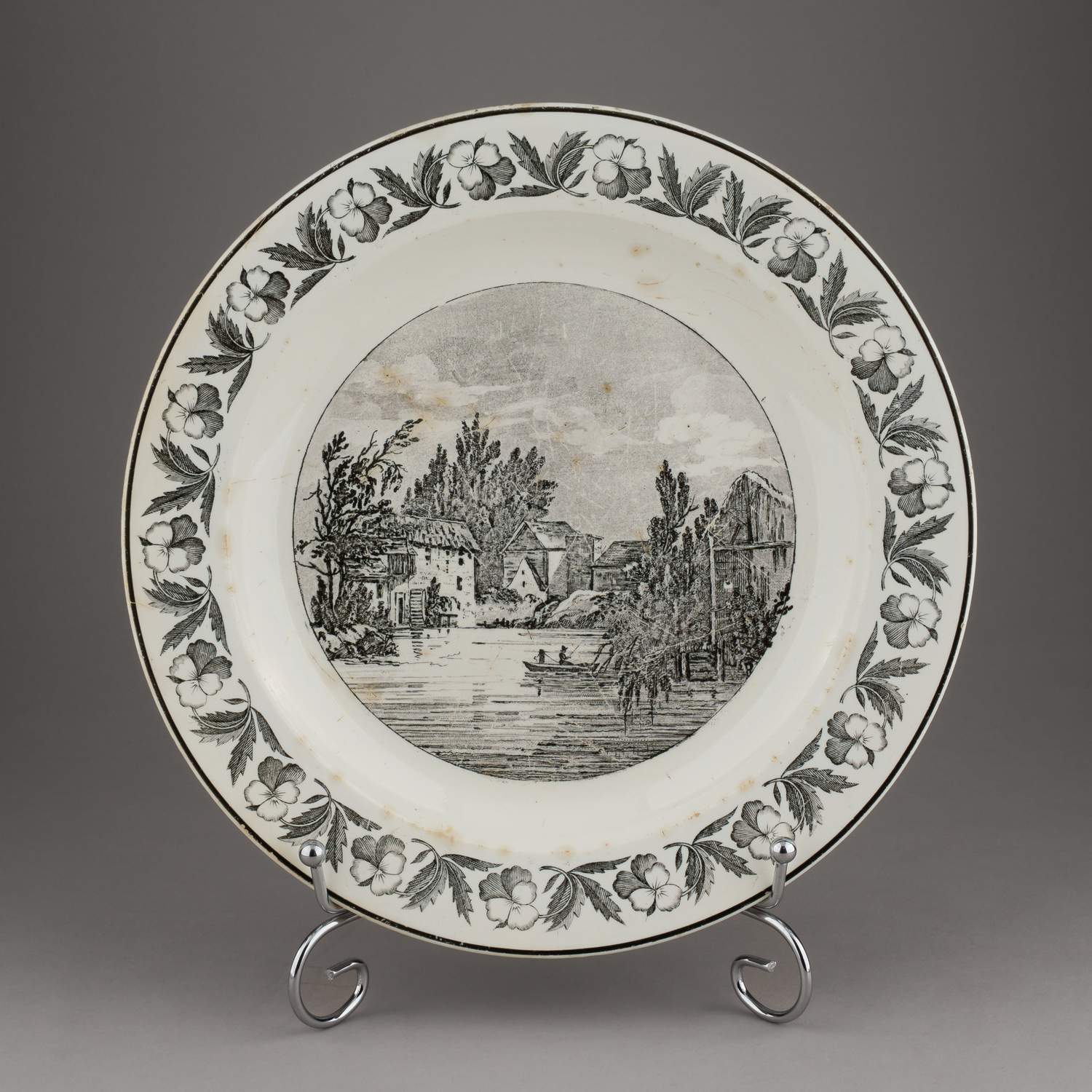 (Киево-Межигорская мануфактура) Тарелка с изображением пейзажа и орнамента из анютиных глазок. 
Россия, Киево-Межигорская мануфактура, 1836.