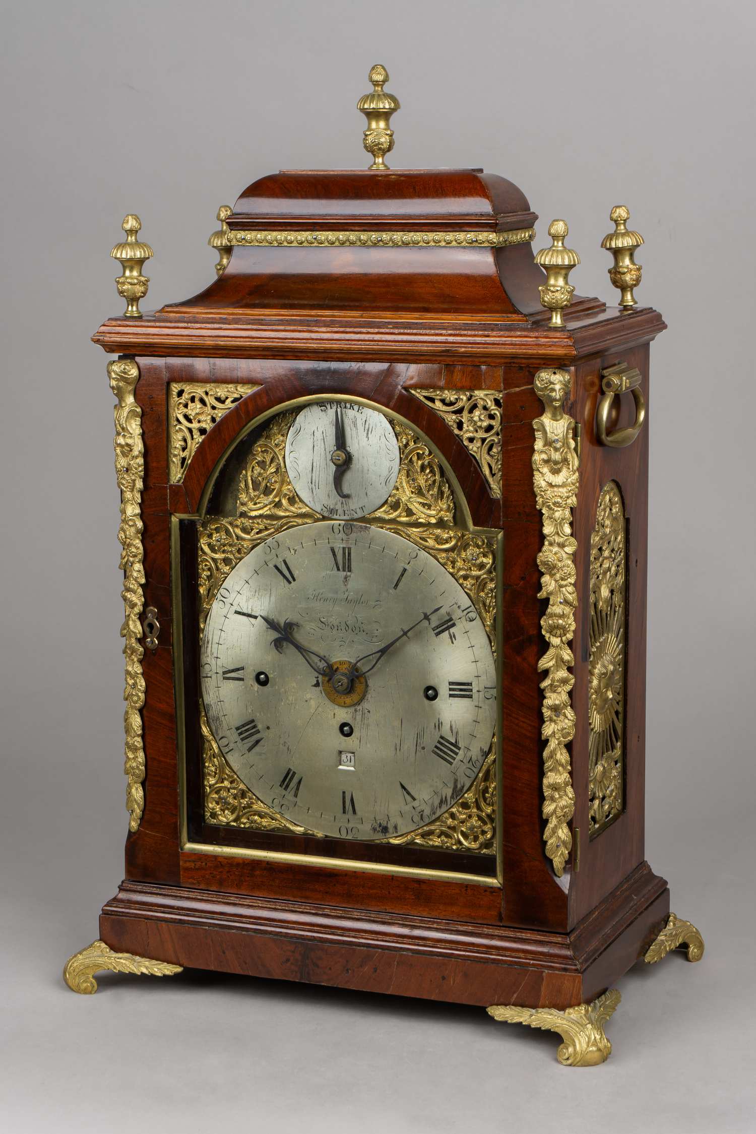 (Лондон. Середина XVIII века)  Часы консольные  с календарём. Англия, Лондон,  часовая мастерская Генри Тейлор. Середина XVIII века.