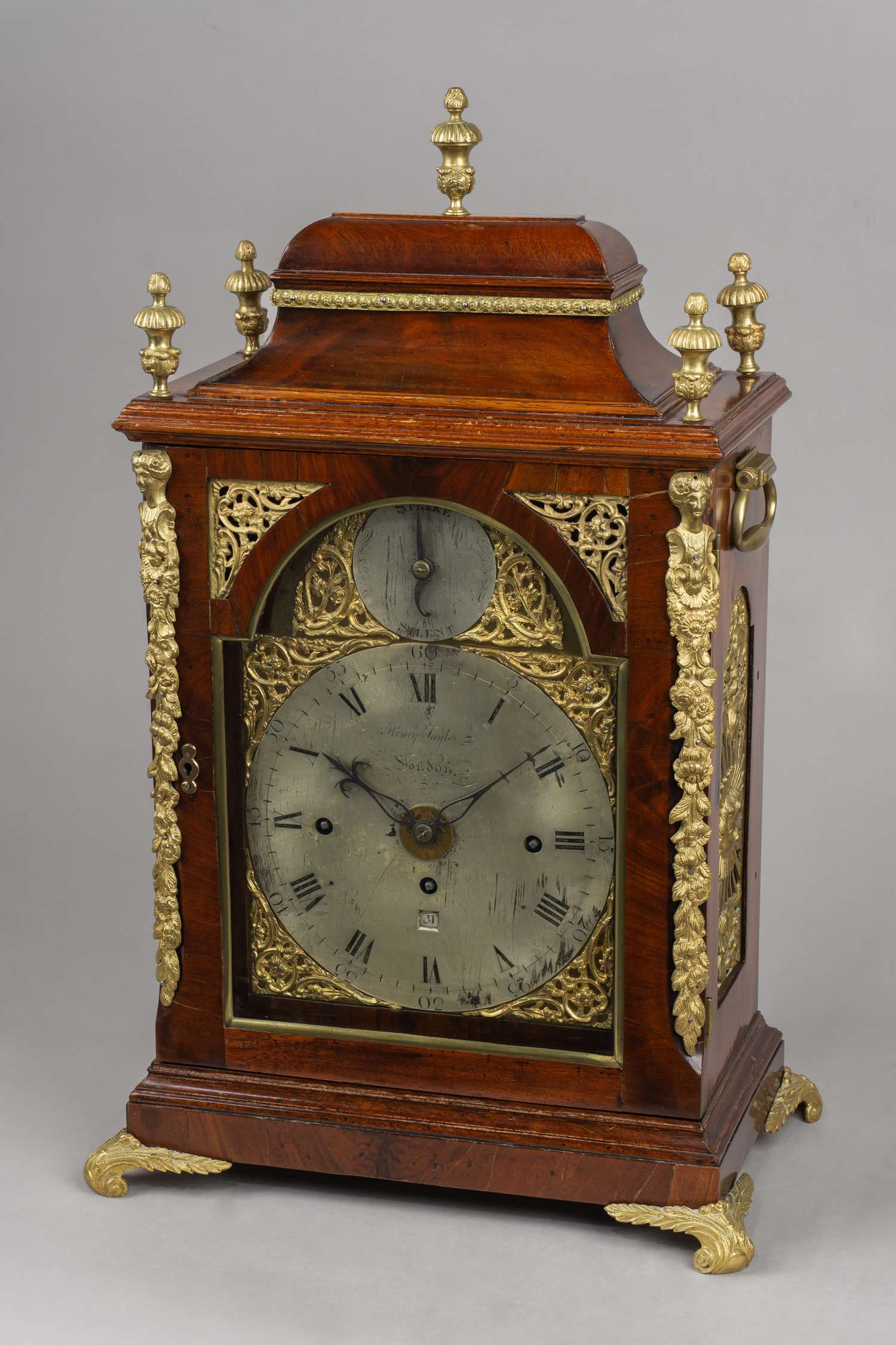 (Лондон. Середина XVIII века)  Часы консольные  с календарём. Англия, Лондон,  часовая мастерская Генри Тейлор. Середина XVIII века.