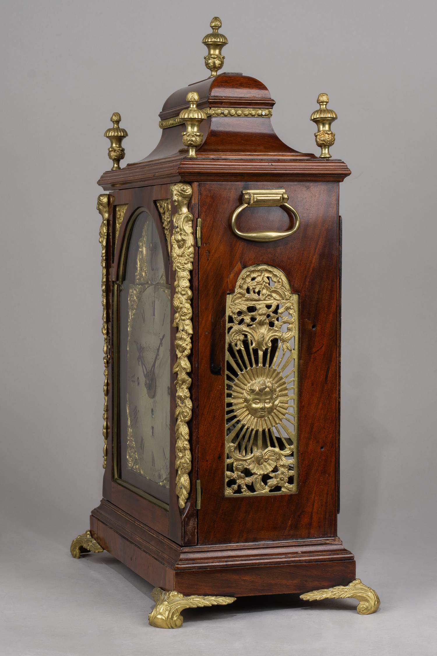 (Лондон. Середина XVIII века)  Часы консольные  с календарём. Англия, Лондон,  часовая мастерская Генри Тейлор. Середина XVIII века.