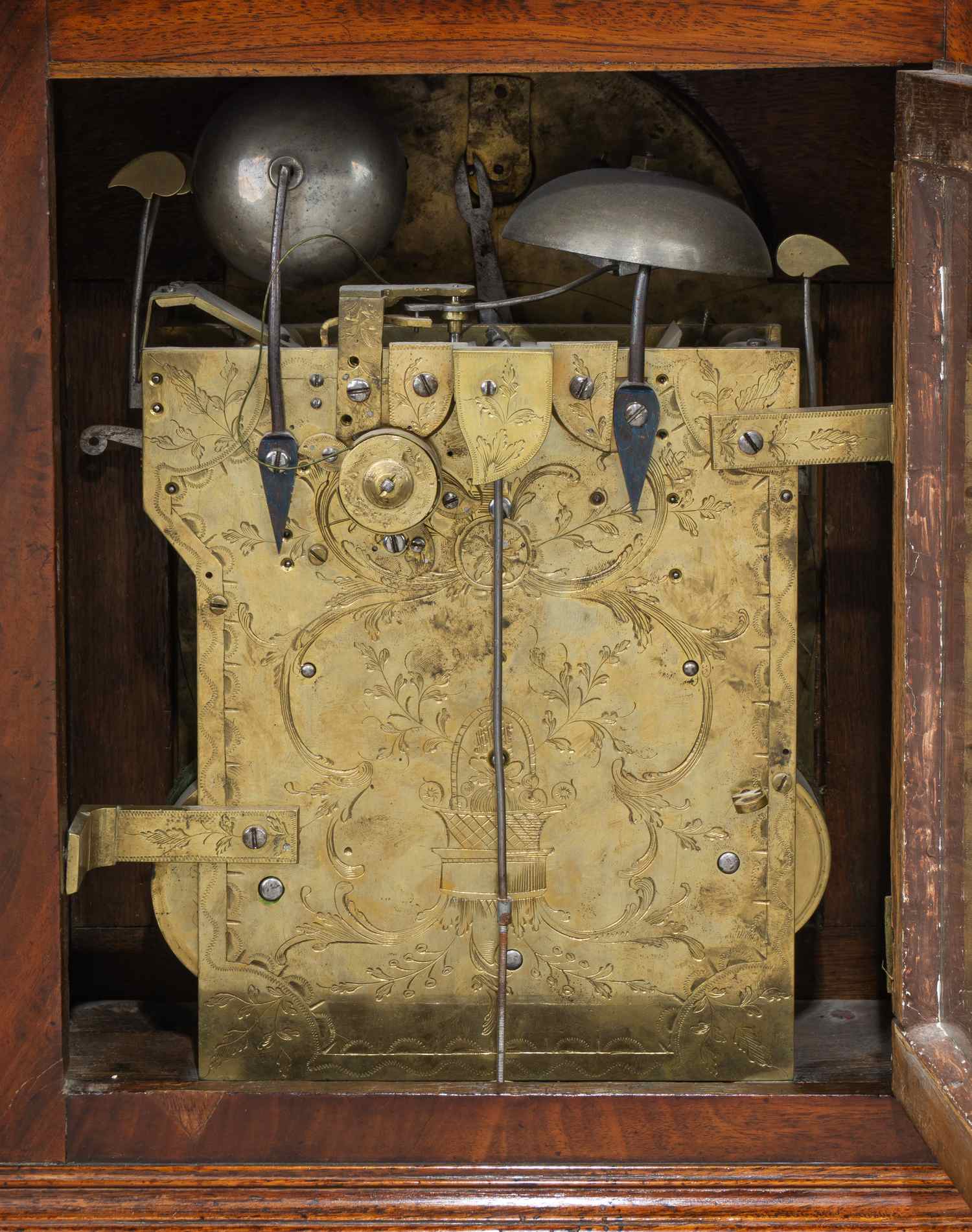 (Лондон. Середина XVIII века)  Часы консольные  с календарём. Англия, Лондон,  часовая мастерская Генри Тейлор. Середина XVIII века.