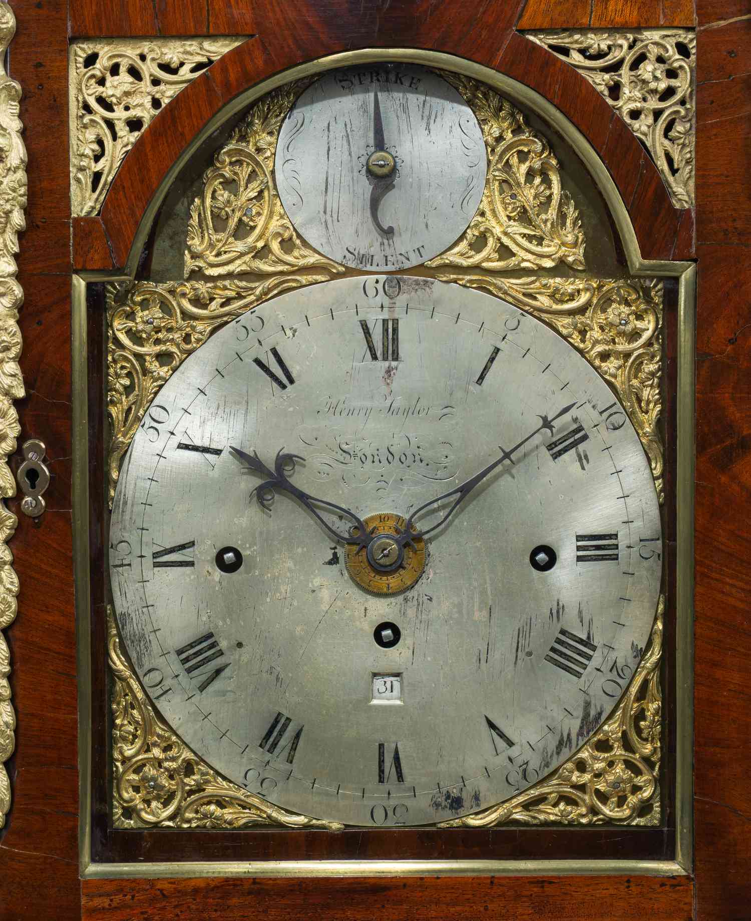 (Лондон. Середина XVIII века)  Часы консольные  с календарём. Англия, Лондон,  часовая мастерская Генри Тейлор. Середина XVIII века.