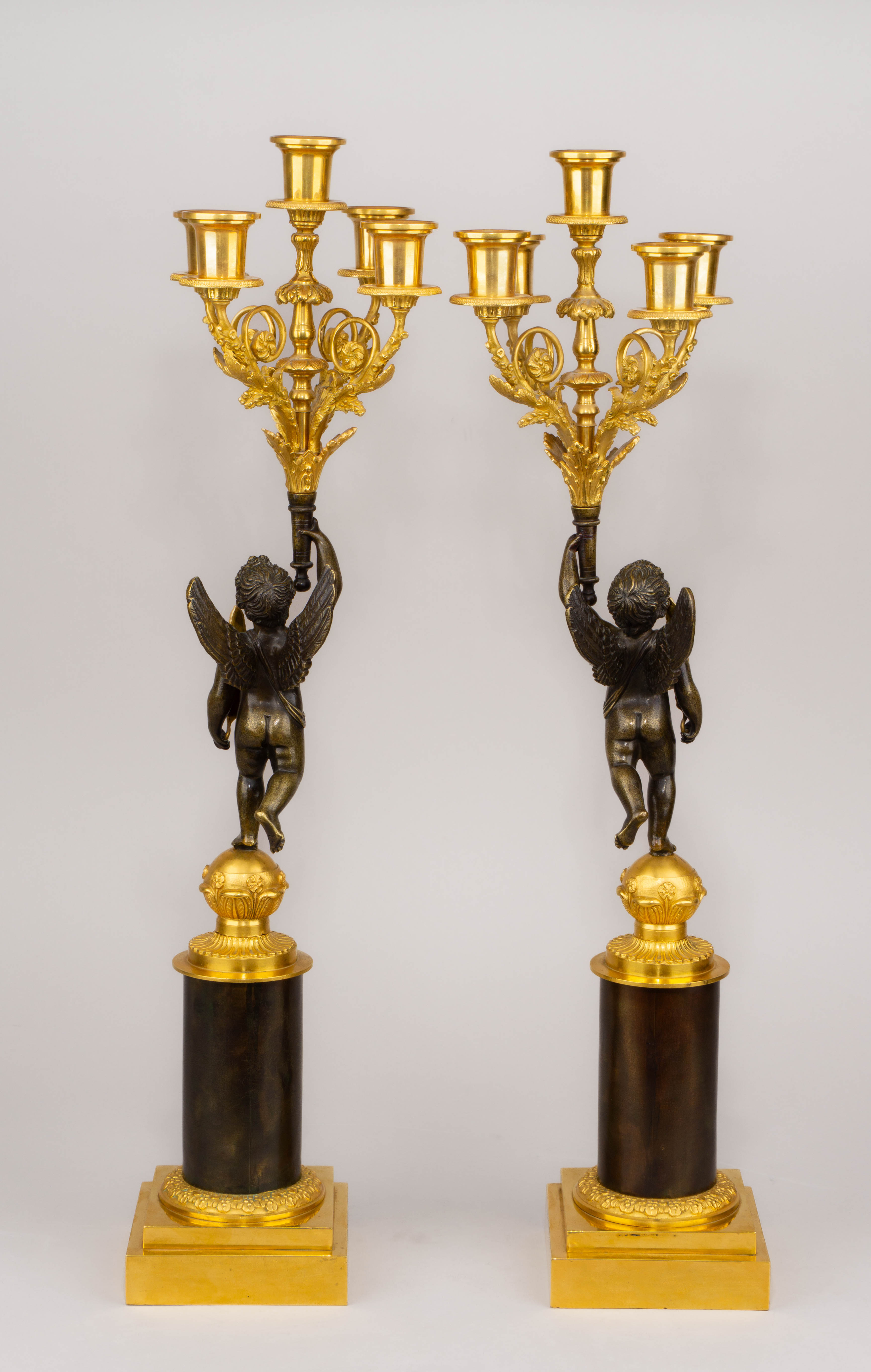 Парные канделябры на пять свечей с фигурами летящего мальчика-зефира. Россия. 1820-е годы