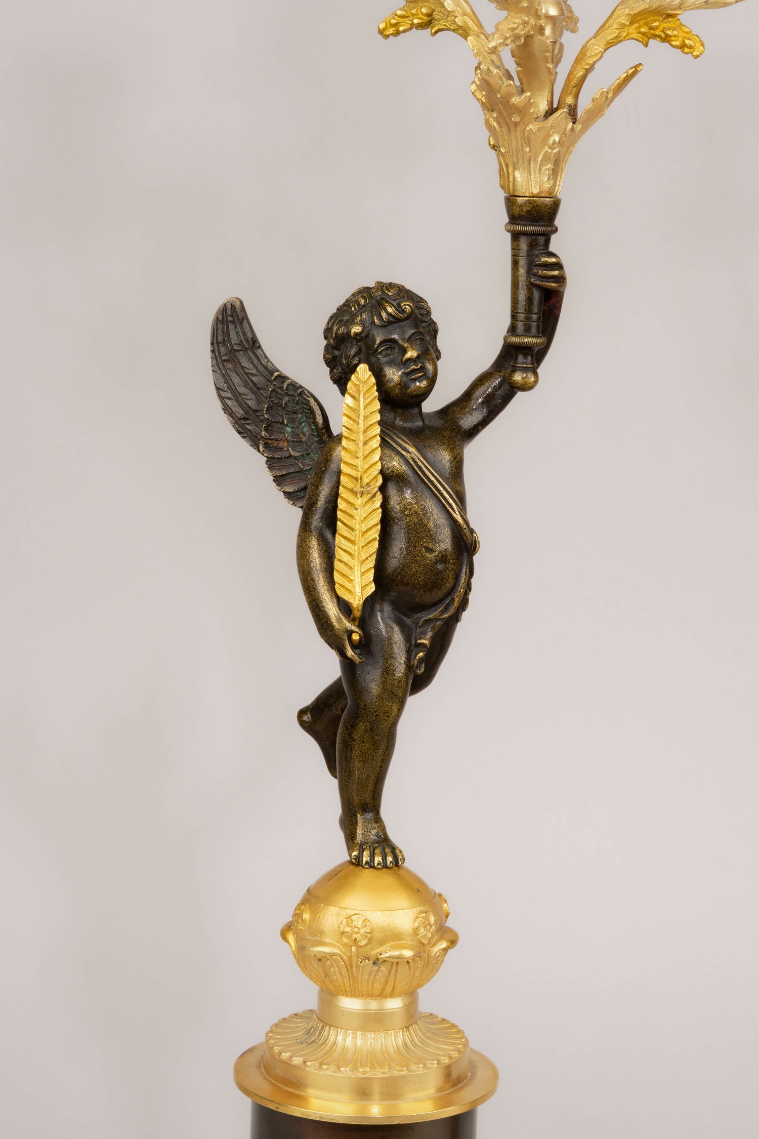 Парные канделябры на пять свечей с фигурами летящего мальчика-зефира. Россия. 1820-е годы