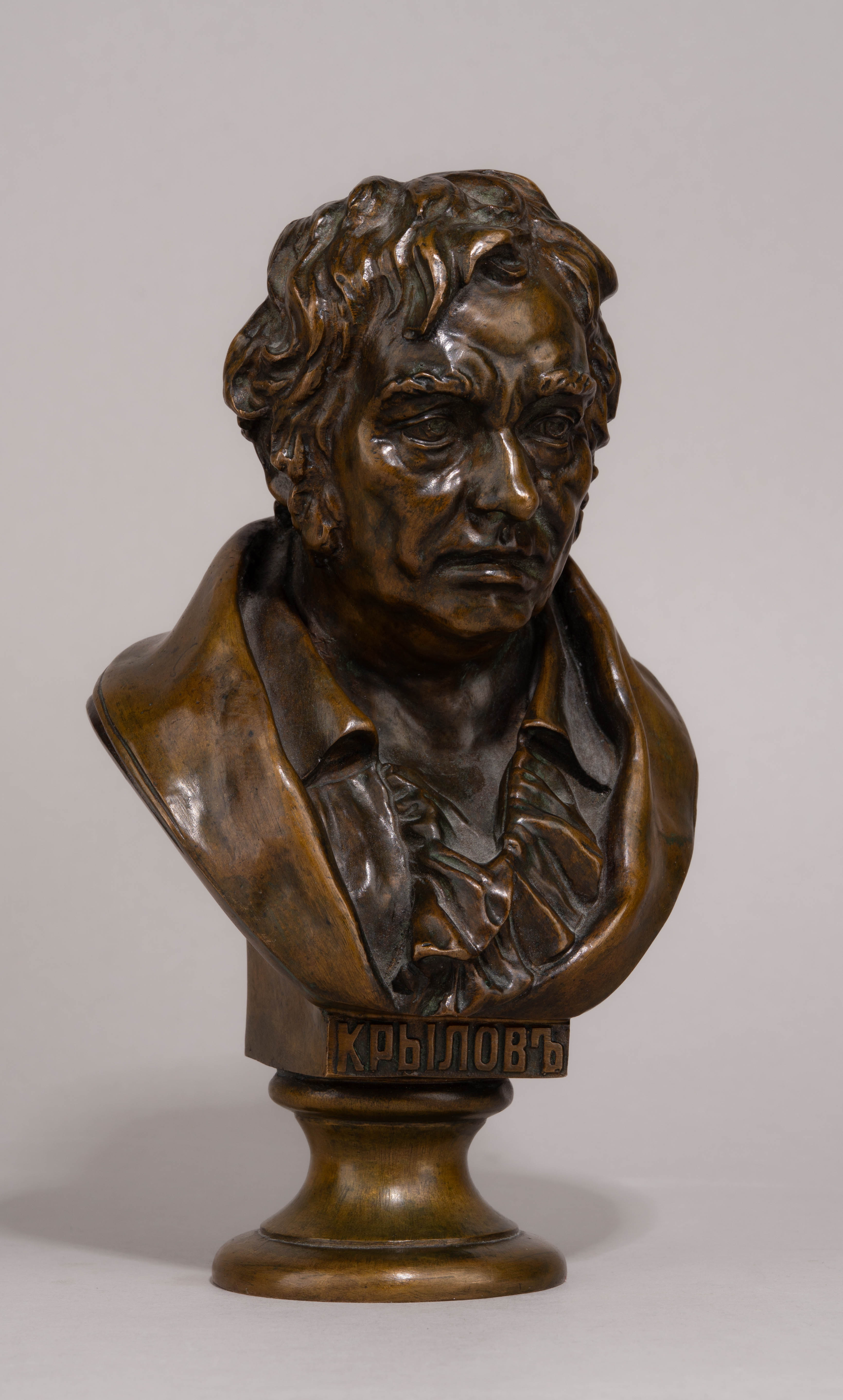 Бюст И. А. Крылова. Россия, Фабрика К.Ф. Верфель, скульптор – Р. Бах, 1886.