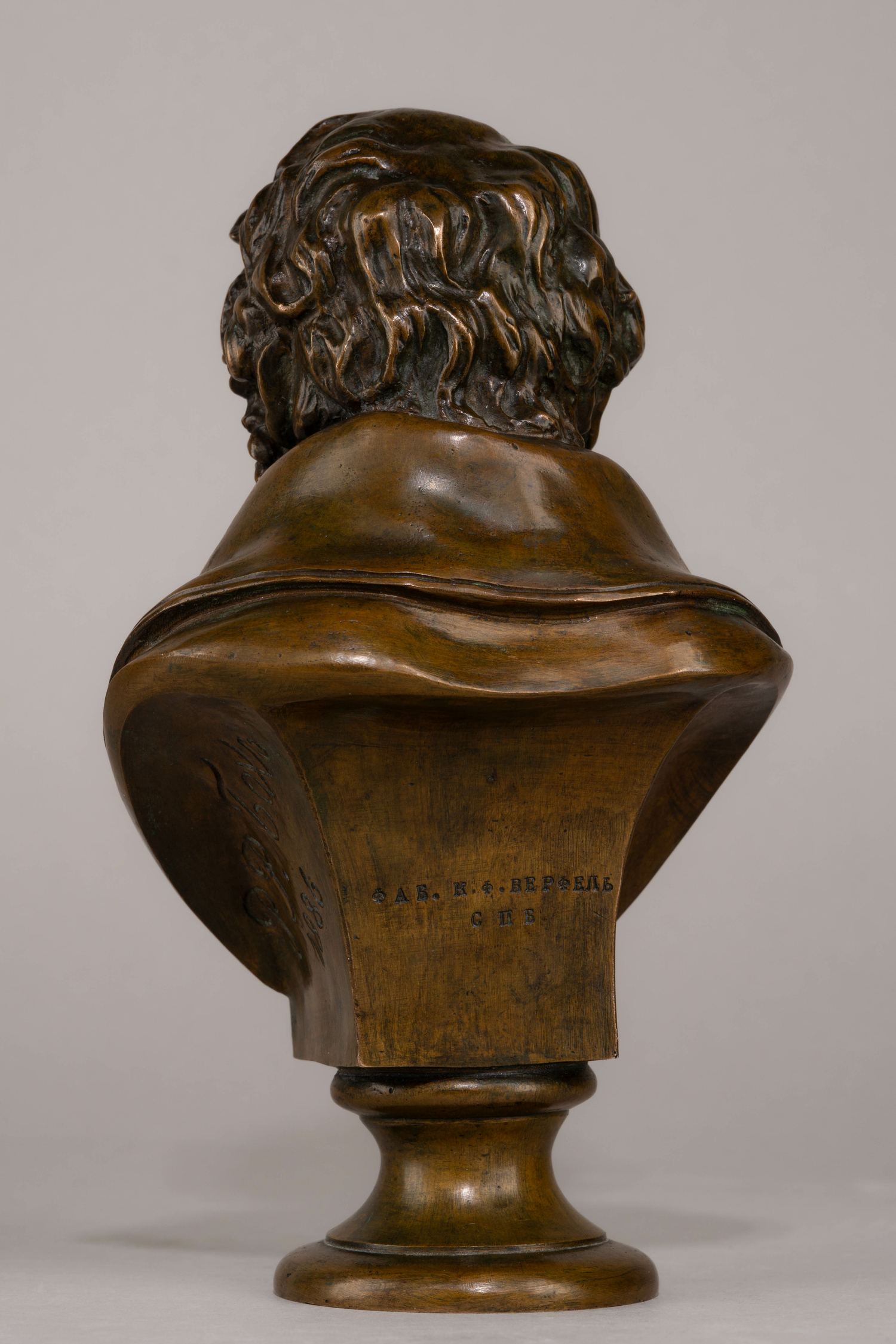 Бюст И. А. Крылова. Россия, Фабрика К.Ф. Верфель, скульптор – Р. Бах, 1886.