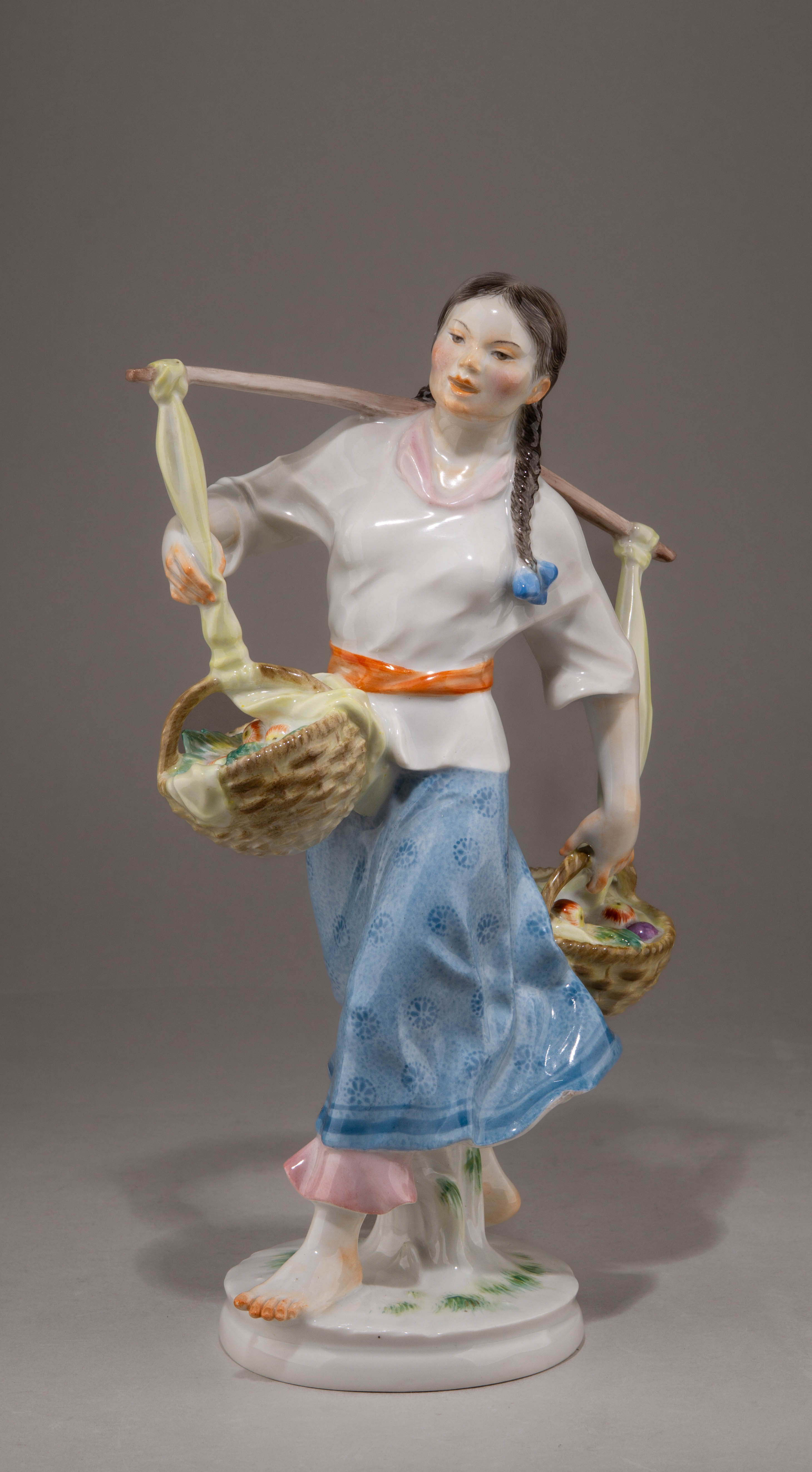 (Мейсен) Скульптура «Кореянка».
Германия, мануфактура Мейсен (Meissen), по модели 1953 года Герхарда Бохманна (Gerhard Bochmann), 1956.