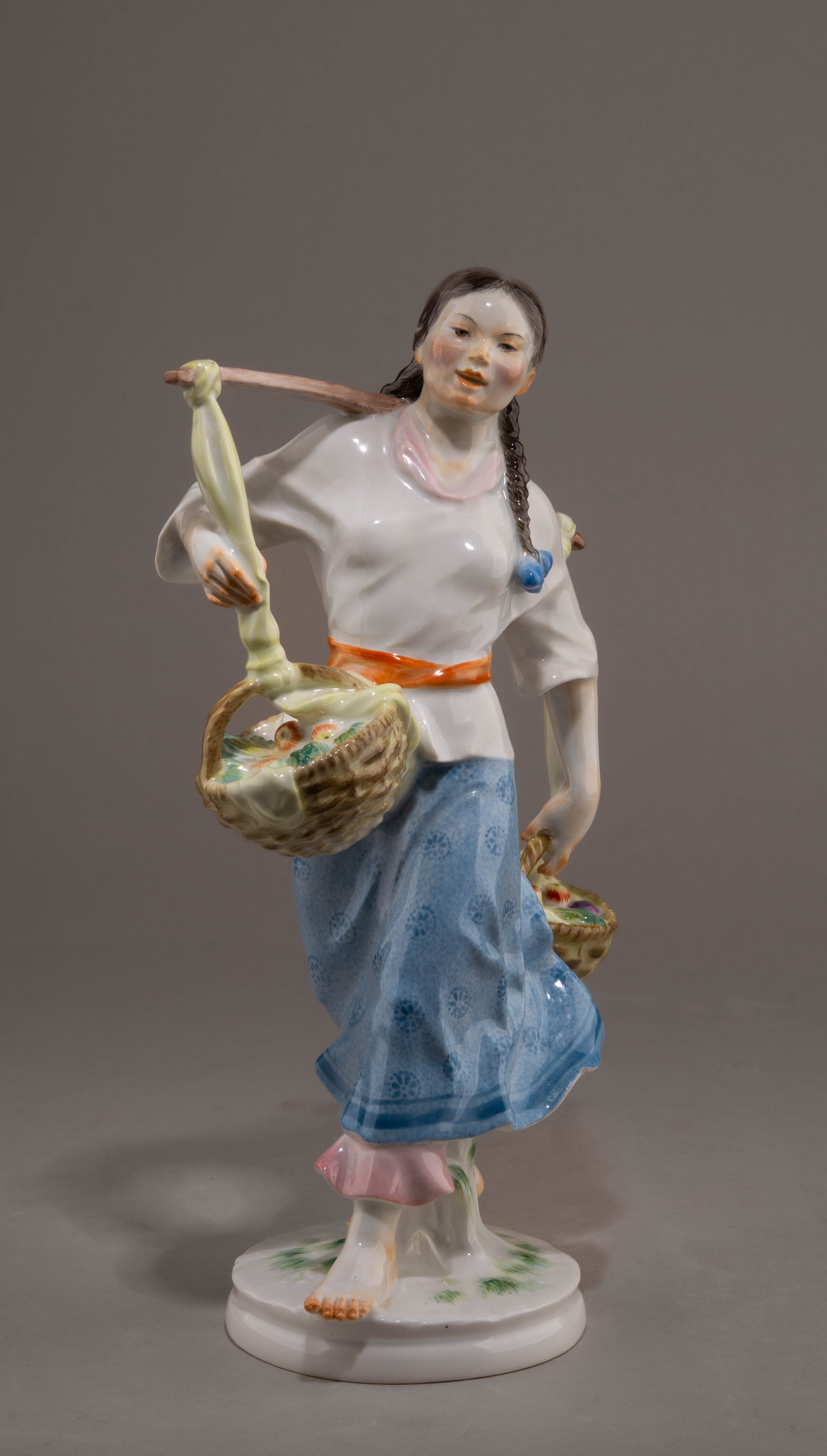 (Мейсен) Скульптура «Кореянка».
Германия, мануфактура Мейсен (Meissen), по модели 1953 года Герхарда Бохманна (Gerhard Bochmann), 1956.