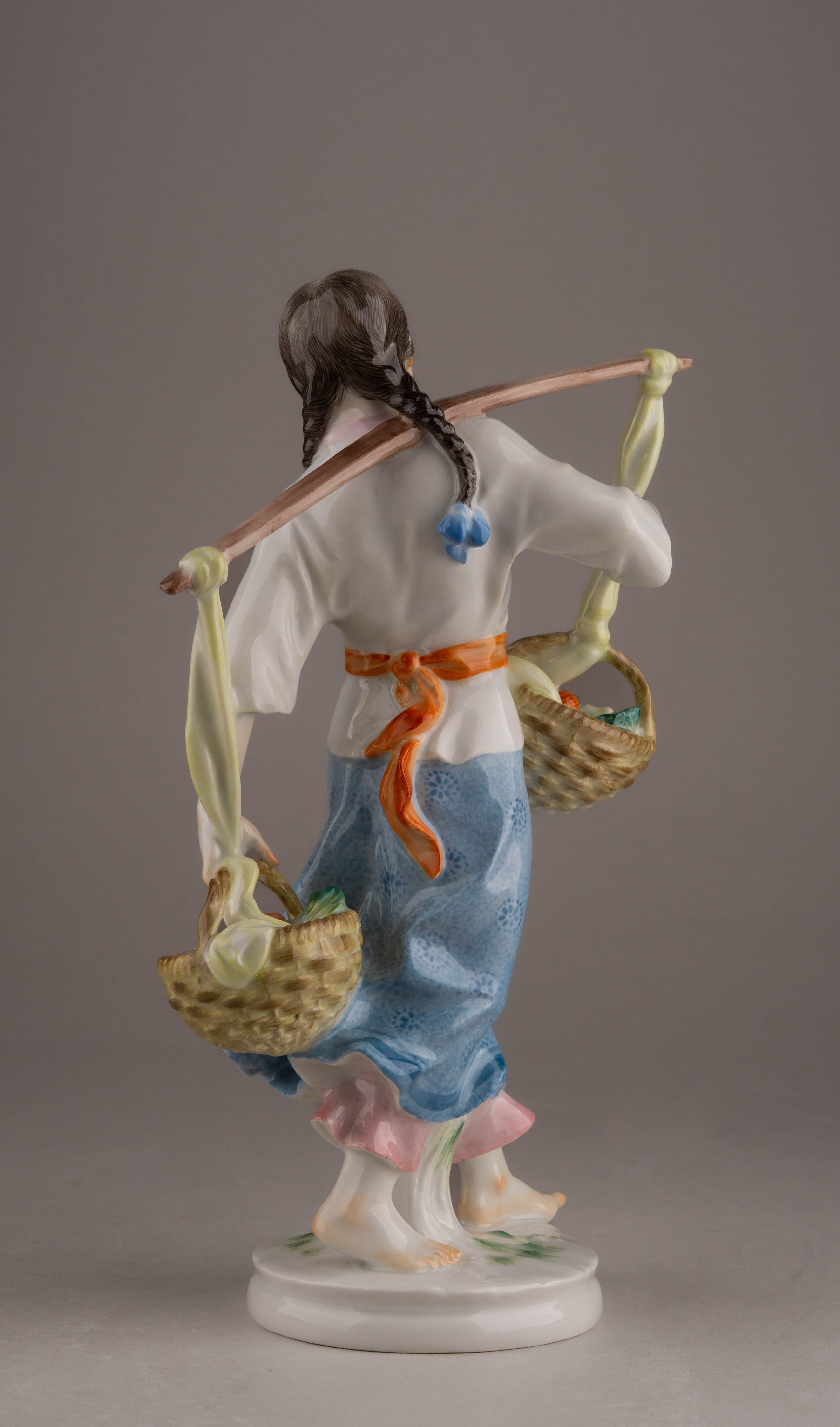 (Мейсен) Скульптура «Кореянка».
Германия, мануфактура Мейсен (Meissen), по модели 1953 года Герхарда Бохманна (Gerhard Bochmann), 1956.