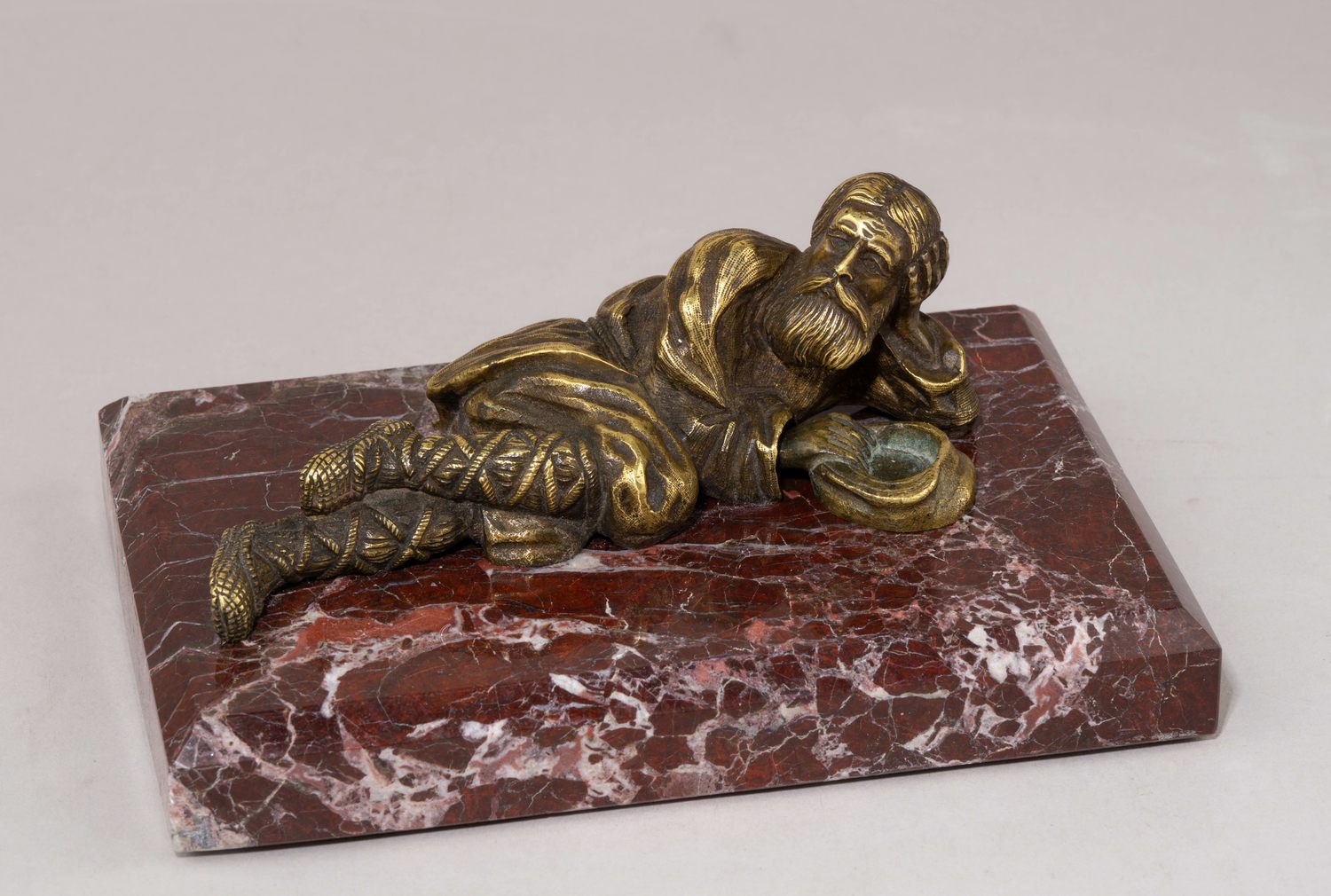 Скульптура кабинетная «Отдыхающий крестьянин». Россия, вторая половина XIX века.